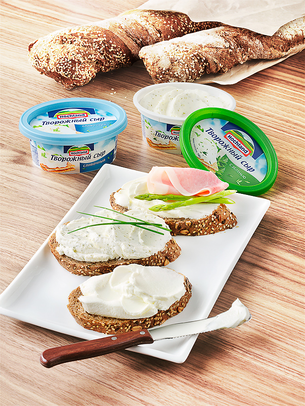Фотосъемка еды для рекламы и упаковки. Фотосъемка еды для Hochland по эскизам заказчика для KV. Фотосъемка бутербродов для рекламной кампании Hochland от рекламной фотостудии Дмитрия Жолобова. Агентство - Saatchi & Saatchi russia. Творожный сыр Hohland.