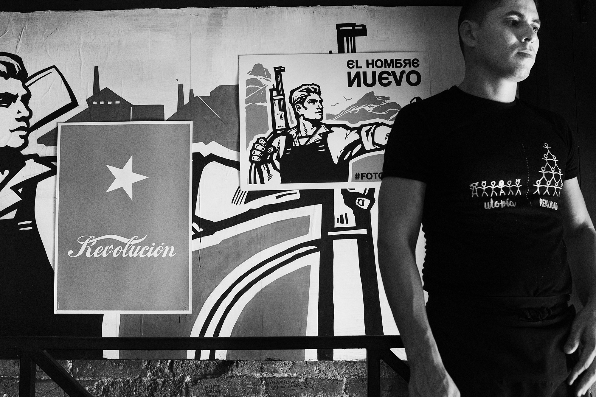 Philippe-Sarfati-soft-revolution-photography-photographer-street-documentary-cuba-castro-era-change-black-and-white-man-havana-t-shirt-utopia-realidad-el-hombre-nuevo-revolucion