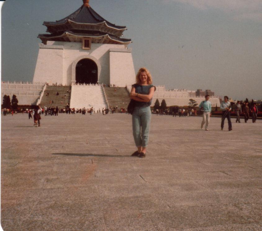 Gretta em Taipei, no monumento Chiang Kai Chek.