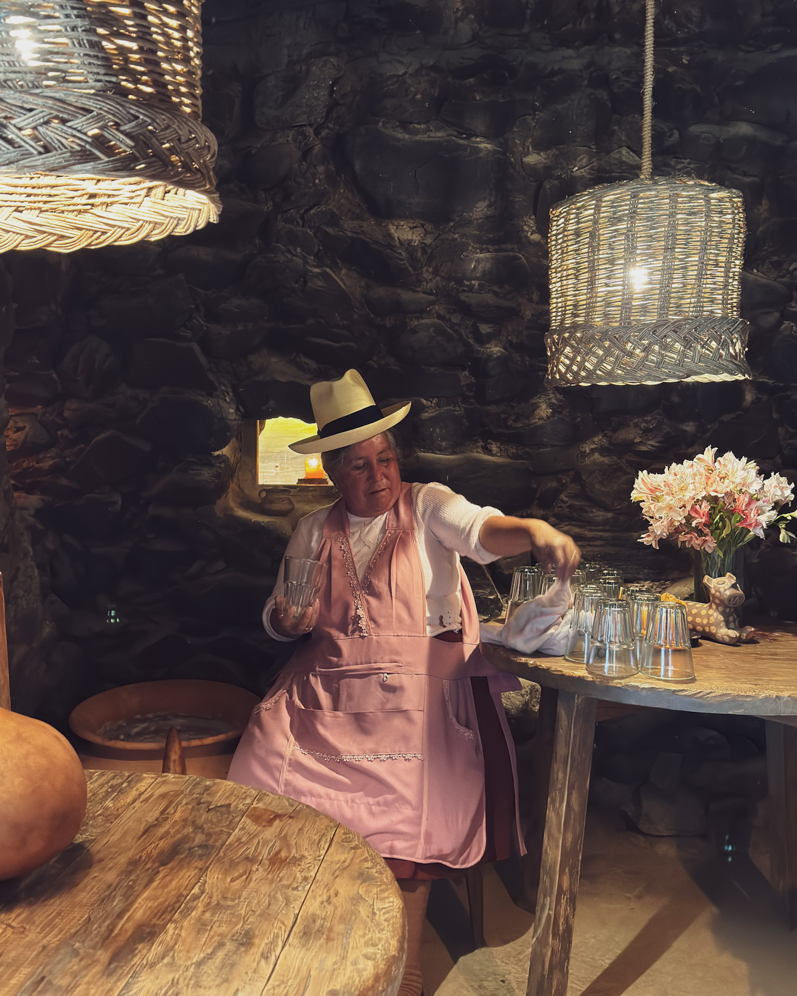 Doña Eusebia Silva Tapia, maestra chichera de Ollantaytambo, durante la sesión de fermentación de maíz en ALQA Doña Eusebia Silva Tapia, master chicha-maker from Ollantaytambo, during ALQA’s corn fermentation session