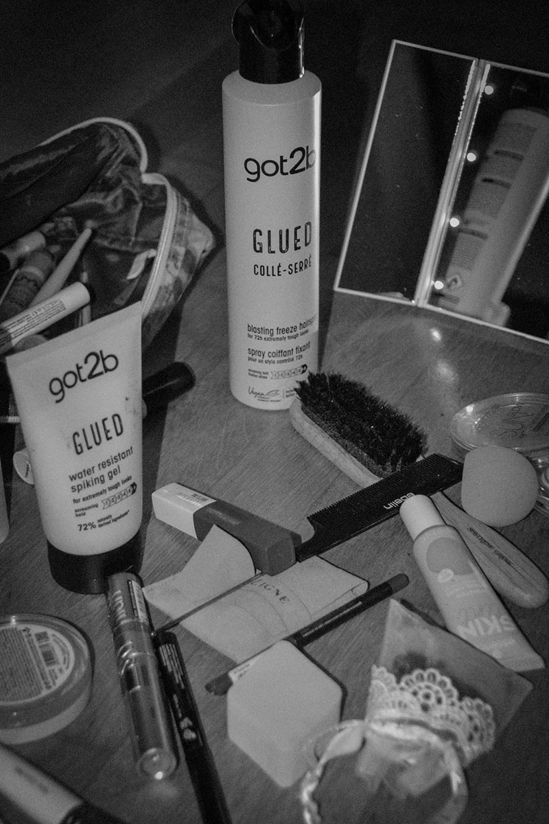 Die Leidenschaft mit Make-Up und Frisuren den Ausdruck zu verstärken.
