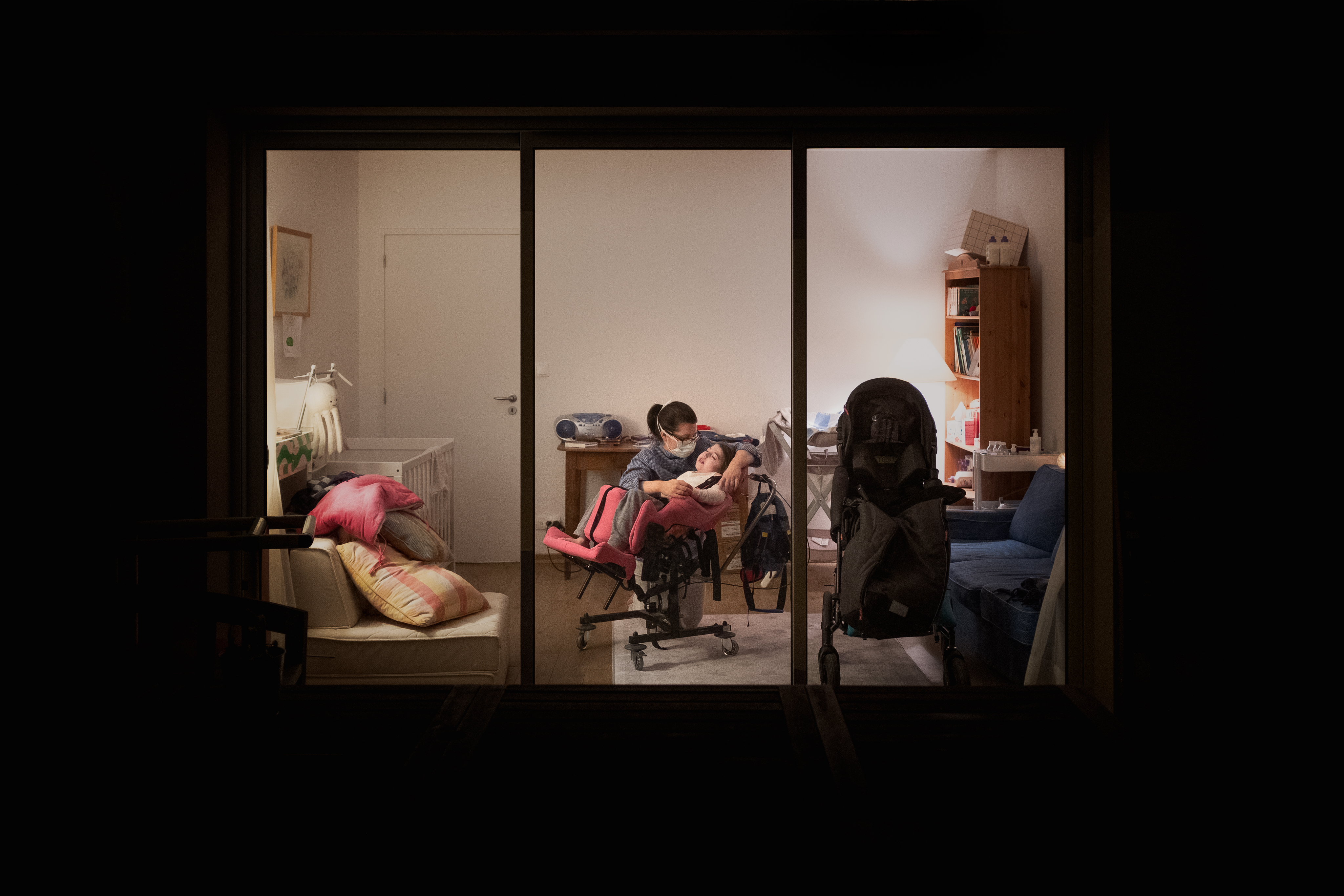 At night, my sister takes care of her daughter who suffers from a genetical disability and is particularly at risk.