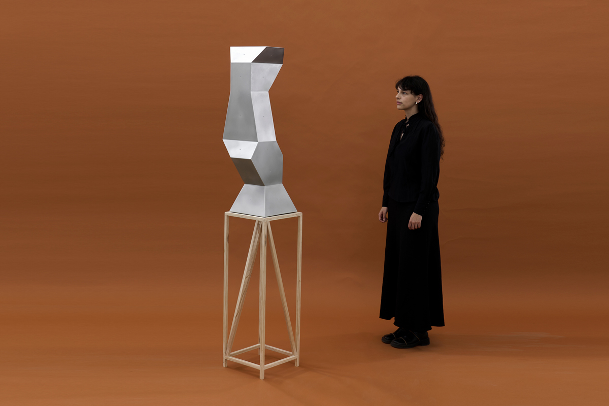 Kyle Morland, Stacked facets I (2024) | Aluminium, 96 x 32 x 32 cm; 92 x 32 x 32 cm (base)