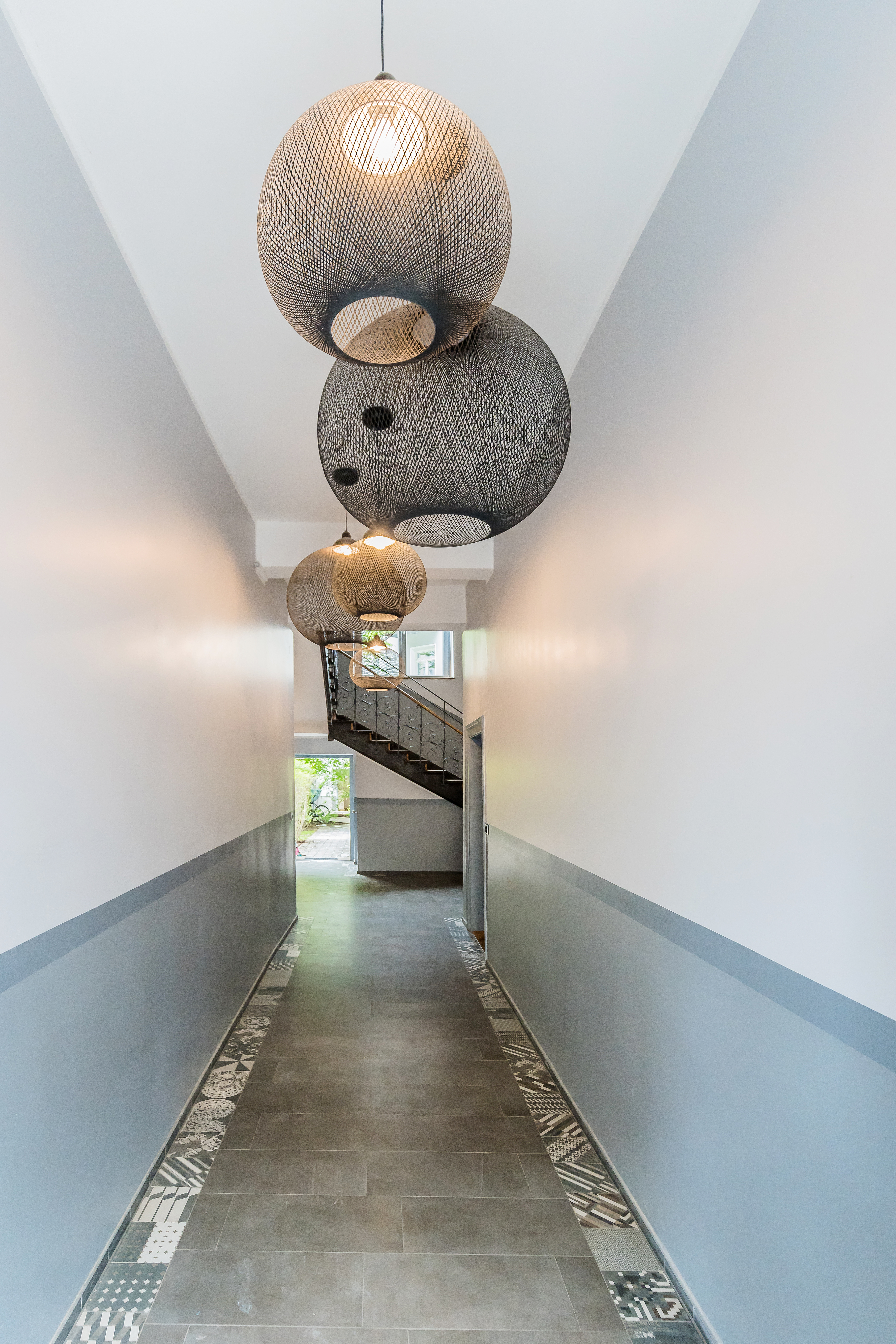 Hauseingang in der Münchner Innenstadt, beleuchtet durch Moooi Lampen