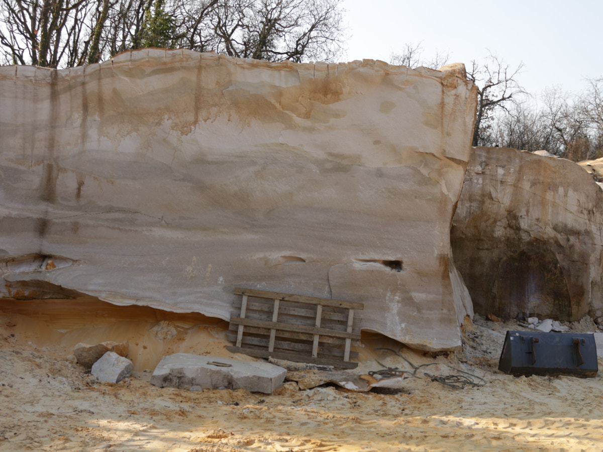 La première étape consiste à abattre un gros bloc de grès de la veine naturelle : c'est l'abattage