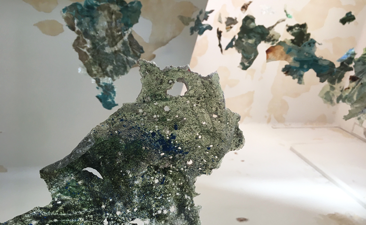 ET LES MURS RETENAIENT LEUR SOUFFLE