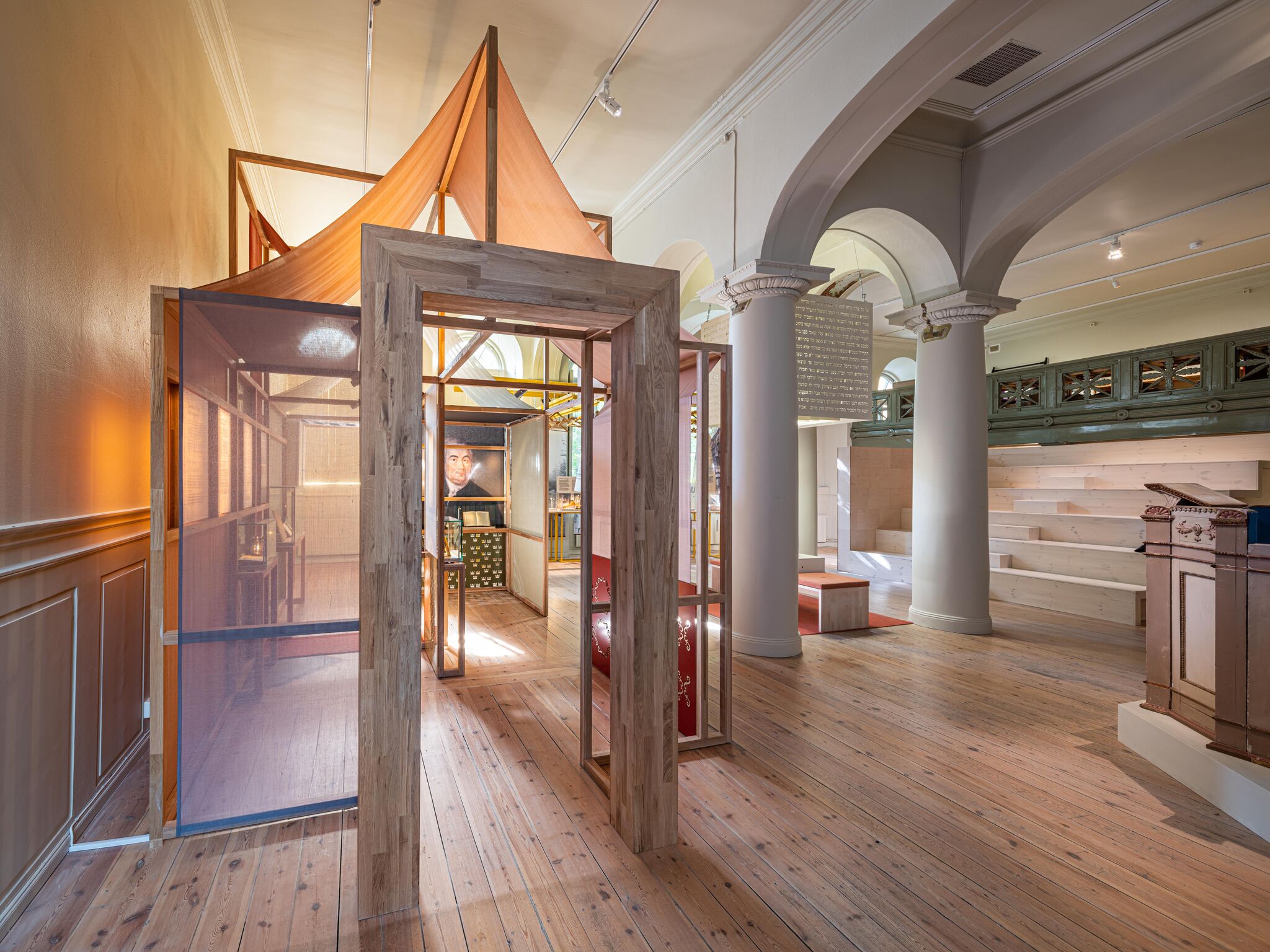 Judiska museet När det nya judiska museet skulle slå upp portarna till gamla synagogan på Själagårdsgatan 19 i Gamla stan fick Small World äran att hjälpa till med press och pr inför invigningen! En vecka av firande i juni 2019 och Judiska museet hade äntligen fått flytta hem. Sedan dess har vi också tagit fram ny kommunikationsstrategi och fortsätter hjälpa till med press- och pr när det behövs. Vi rekommenderar verkligen alla att besöka denna lilla pärla.