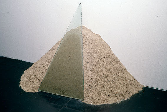 1990   I   sem título   I   areia e vidro   I   100 x 110 x 90 cm