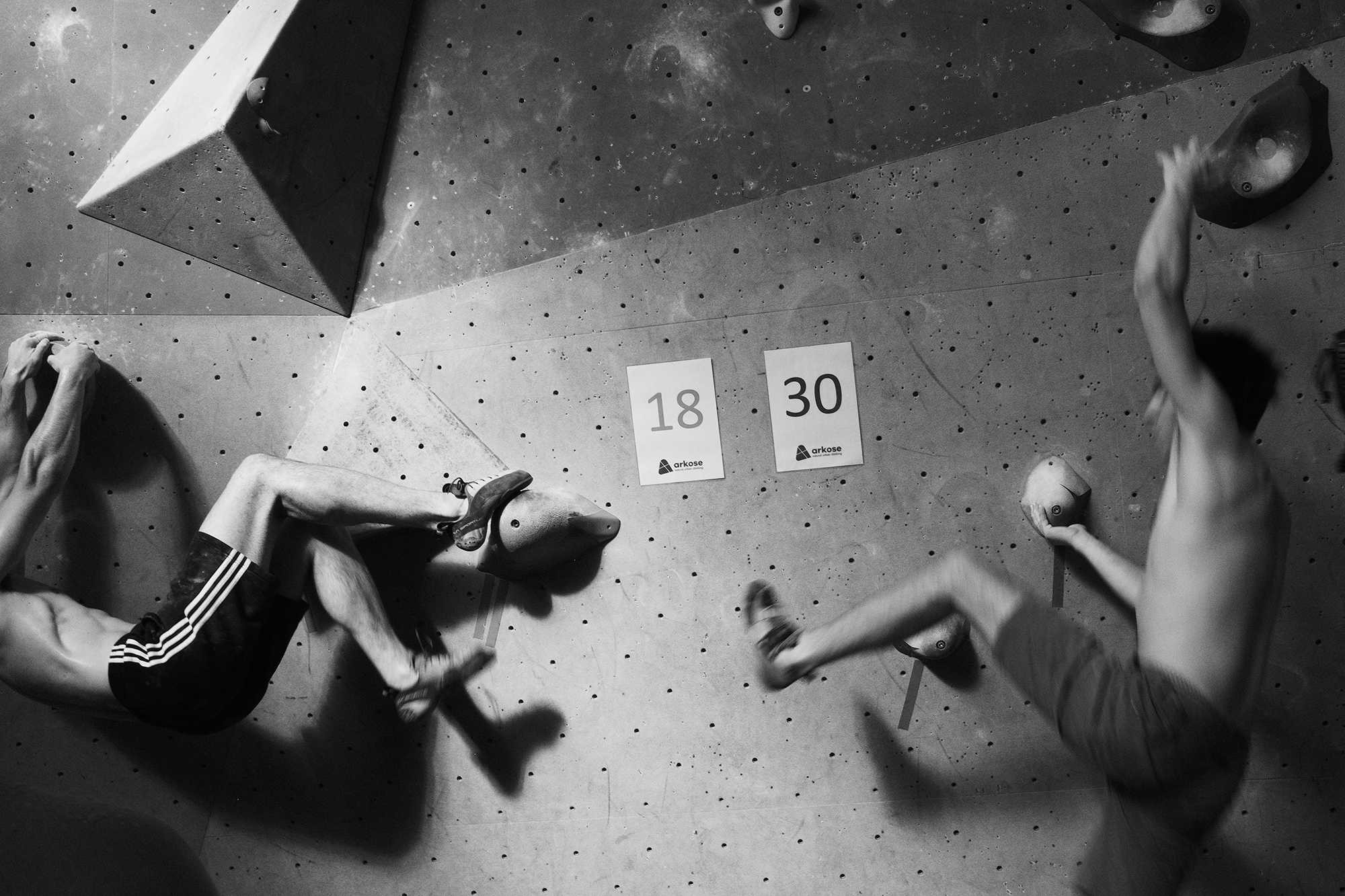Philippe-Sarfati-early-work-photography-photographer-street-documentary-black-and-white-arkose-montreuil-france-competition-climbing-bouldering-men-competing-falling-success-failure