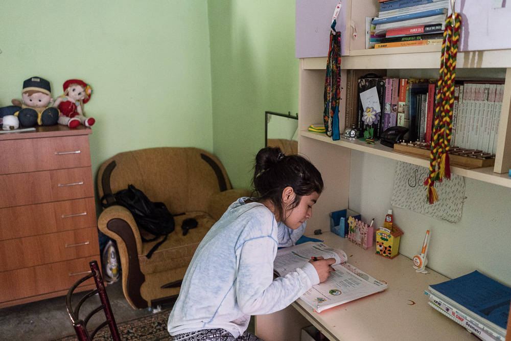 Diyarbakir, les cons&eacute;quences de la r&eacute;pression. Ada t&eacute;moigne de l'impact de la r&eacute;pression ayant suivi la tentative de coup d'&eacute;tat. De nombreux enseignants ayant &eacute;t&eacute; suspendus ou licenci&eacute;s, le gouvernement &ndash; elle dit elle m&ecirc;me &laquo;&nbsp;l'akp&nbsp;&raquo; -  a nomm&eacute; des personnes inexp&eacute;riment&eacute;es. &ldquo;On ne comprend rien &agrave; ce qu&rsquo;ils nous expliquent, et quand on pose des questions, ils nous disent de relire la le&ccedil;on. Ils nous donnent des cours pr&eacute;fabriqu&eacute;s, comme de la nourriture en bo&icirc;te, sans contenu ni explications. Certains demandent aux &eacute;l&egrave;ves qui les aiment de lever la main !&rdquo;. Outre le renvoi de leurs profs qui a d&eacute;moralis&eacute; les &eacute;l&egrave;ves, pendant trois mois, ils n&rsquo;ont pas eu cours dans certaines mati&egrave;res, avant que les enseignants ne soient r&eacute;int&eacute;gr&eacute;s. Sa m&egrave;re, &laquo;&nbsp;Dilan&nbsp;&raquo; ajoute : &ldquo;D'habitude, l&rsquo;&eacute;cole ne nous contacte jamais, mais le jour de Newroz, des messages ont &eacute;t&eacute; envoy&eacute;s aux parents dont les enfants ont manqu&eacute; les cours&rdquo;. Ada explique, sourire aux l&egrave;vres : &ldquo;Le jour de Newroz, nous n&rsquo;avons pas pris le bus scolaire comme d&rsquo;habitude. Au moins 80% des &eacute;l&egrave;ves sont all&eacute;s &agrave; la f&ecirc;te ! Mais je parie que si le 1er avril nous s&eacute;chons les cours pour assister au meeting d&rsquo;Erdogan, personne ne nous dira rien&rdquo;. Cela dit, dans l&rsquo;&eacute;cole d&rsquo;Ada, les enseignants tra&icirc;nent &agrave; diffuser les contenus &agrave; gloire de l&rsquo;&eacute;tat et du pr&eacute;sident envoy&eacute;s par le minist&egrave;re. &ldquo;Dans le quartier, c&rsquo;est difficile pour les enfants&rdquo;,  reprend la m&egrave;re d'un air sombre. L&rsquo;autre jour, la police a tir&eacute; des lacrymos sur des gamins qui jouaient dans la rue, parce qu&rsquo;&agrave; cause d&rsquo;un feu dans un jardin, ils croyaient &ecirc;tre attaqu&eacute;s.