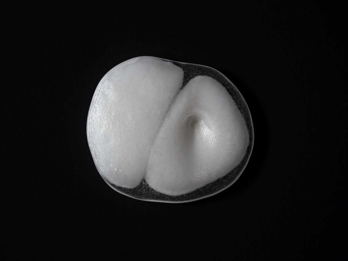 2021, Il Respiro della Materia, “O”, vetro fuso a cera persa inciso e molato, cm 10x8x1 Photo credit: Valentina Giola