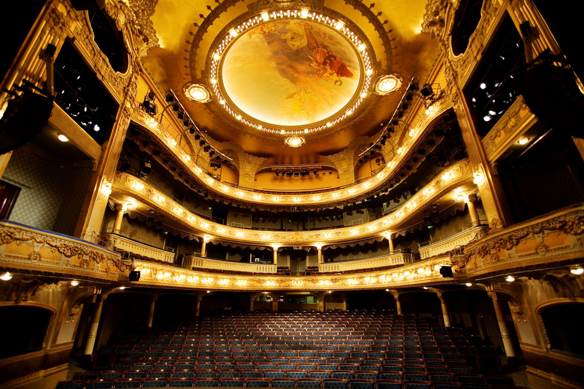 Dramaten Nybroplan kallade och Small World svarade. Ett interimsuppdrag som Tf Teamchef för marknad och försäljning väntade och fyra roliga och intensiva månader följde. Det händer så mycket bra och spännande på vår nationalscen och utan att låta för pompösa kändes det himla fint att vara en del av det!