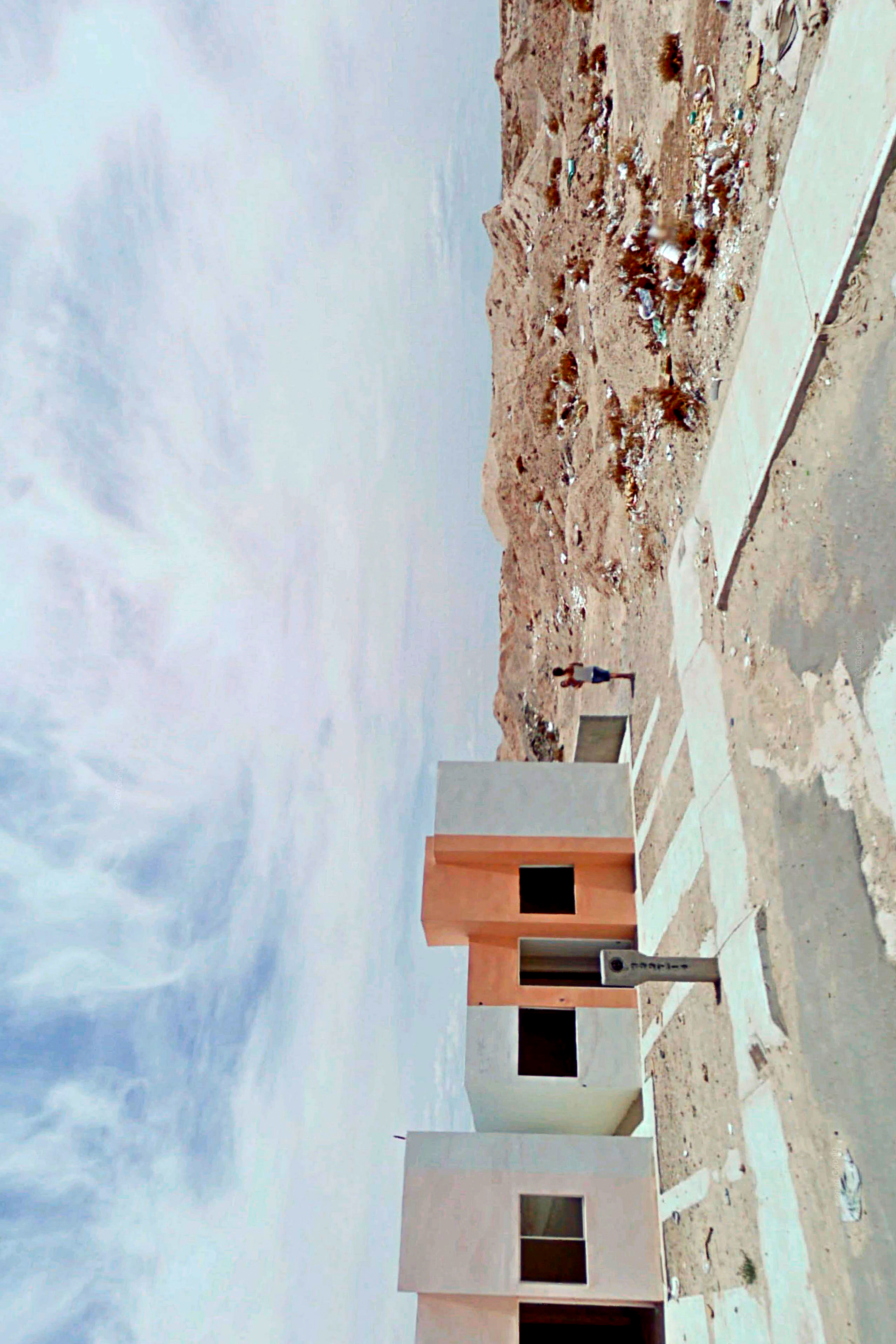 Vistas de Yepachic Ote. Una mujer y su hijo en las afueras de la ciudad.