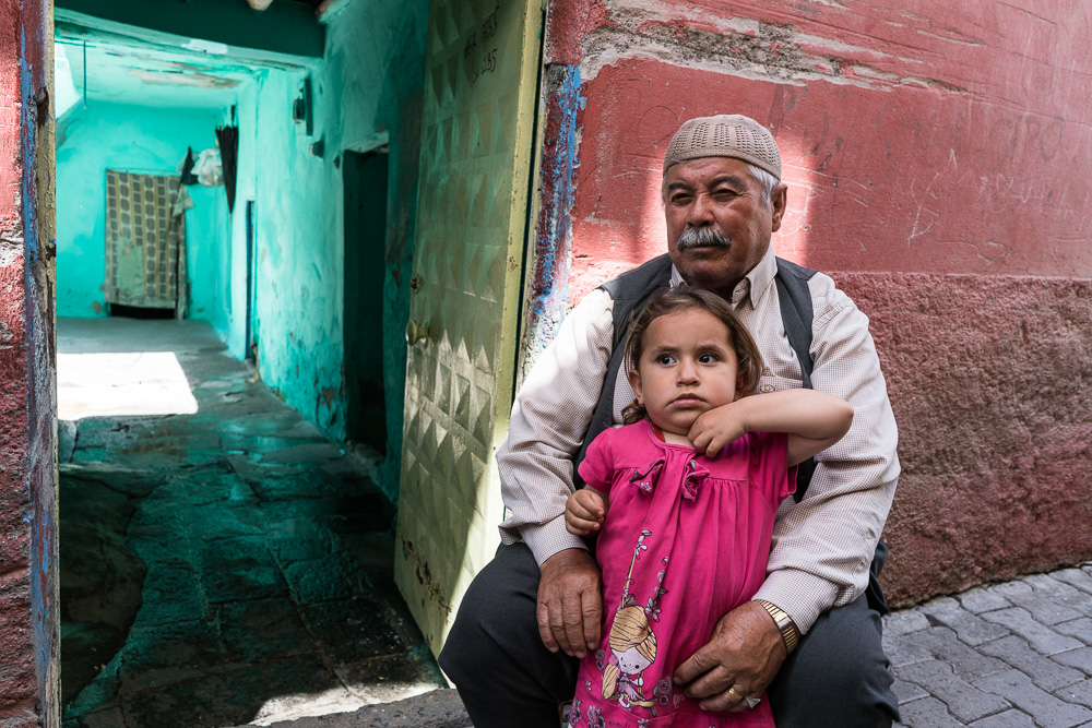 Diyarbakir, Sur 2017. En chassant les habitants du quartier, l'&eacute;tat veut briser toute une communaut&eacute;. Dans Sur, on vit dehors, on s'entraide entre voisins et on survit de petits boulots. Toutes choses impossibles dans les nouveaux quartiers construits pour reloger les populations, et isoler les familles en les dispersant.