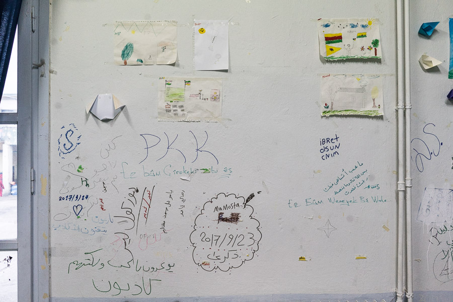 Les exil&eacute;.e.s du camp fuient la r&eacute;pression politique au Kurdistan Nord (Turquie) ou est (Iran), la crise &eacute;conomique au sud (Irak) ou la guerre au Rojava (Syrie).