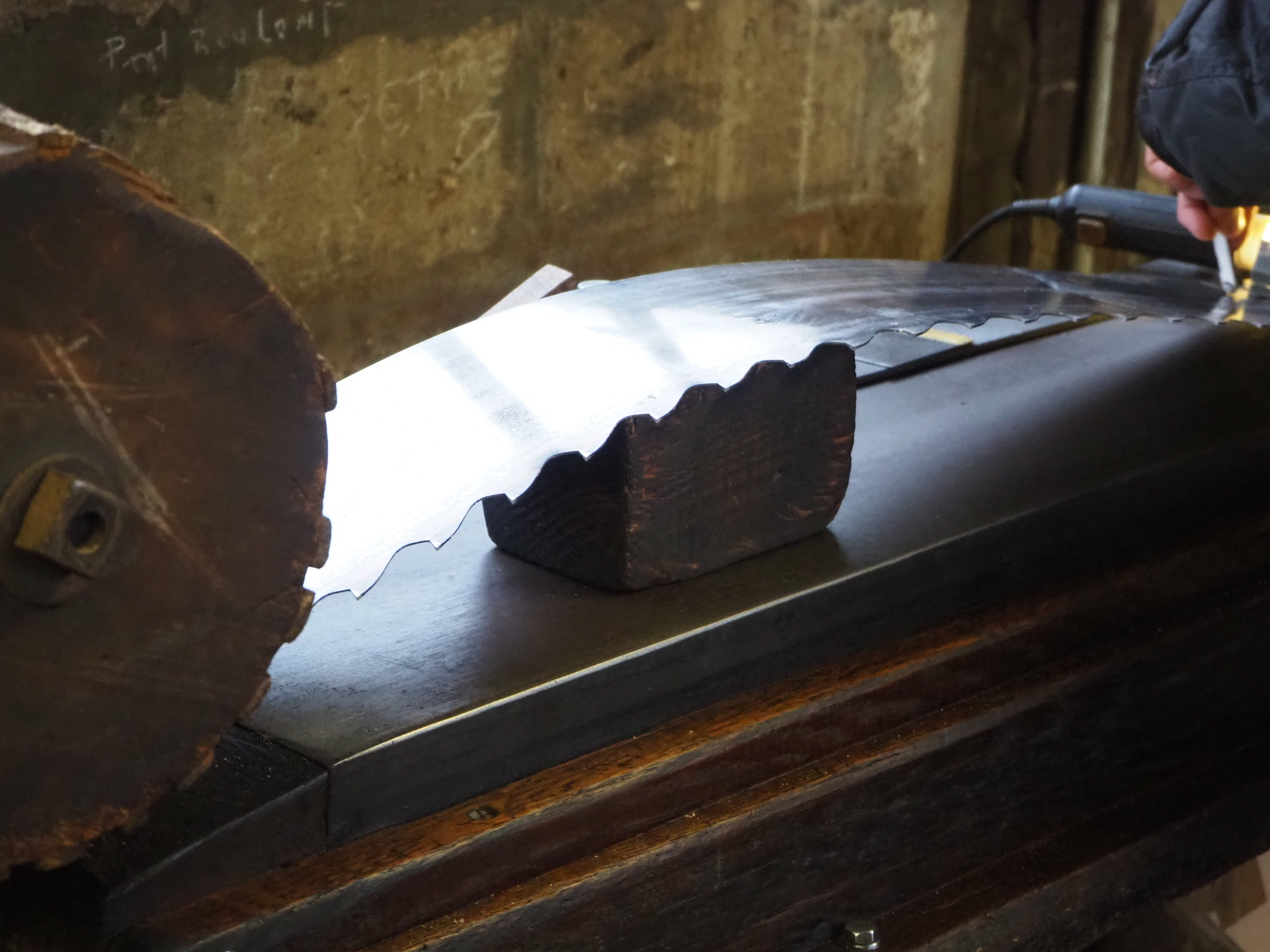 Il subit régulièrement une légère précontrainte qui lui permet de rester droit dans la scie