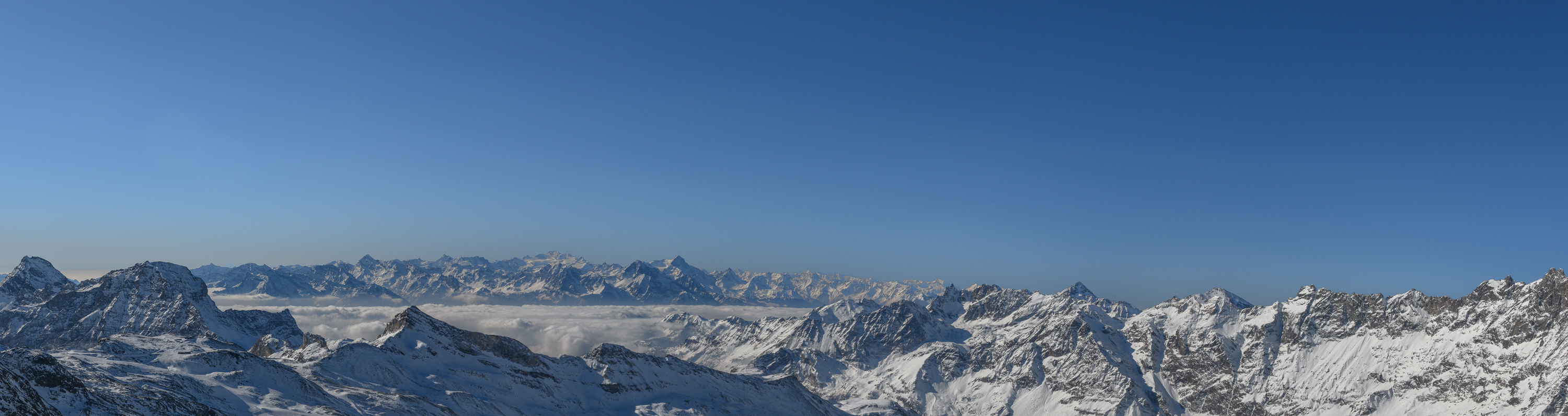 Photo panoramique composée de 6 photos depuis le toit du ski européen.