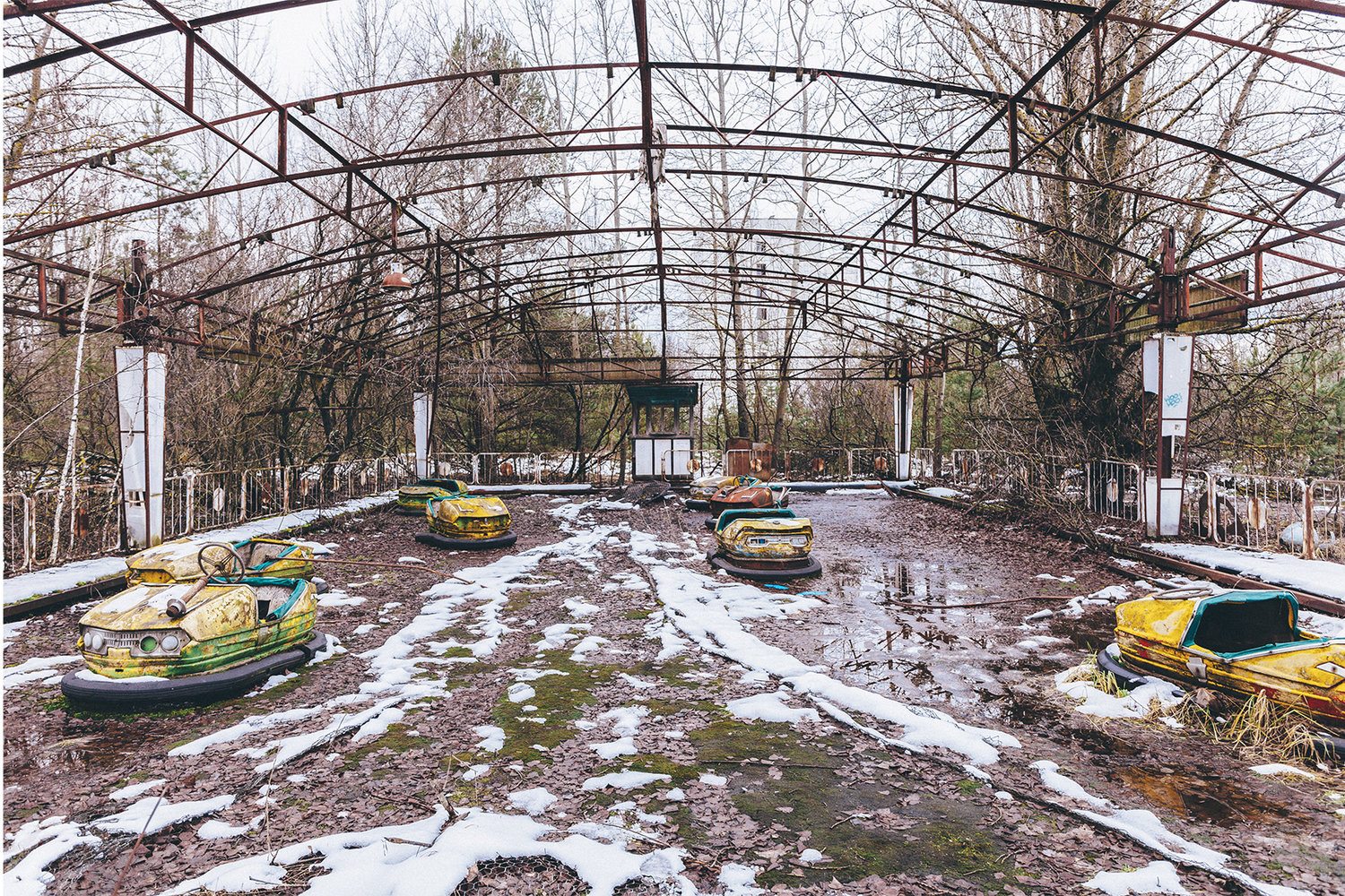 Foto parque de atracciones abandonado coches de choque Pripyat Chernobyl