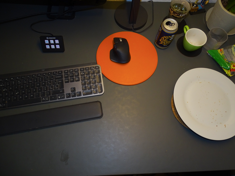 Teller, Tasse, Glas und Dose auf einem Pult