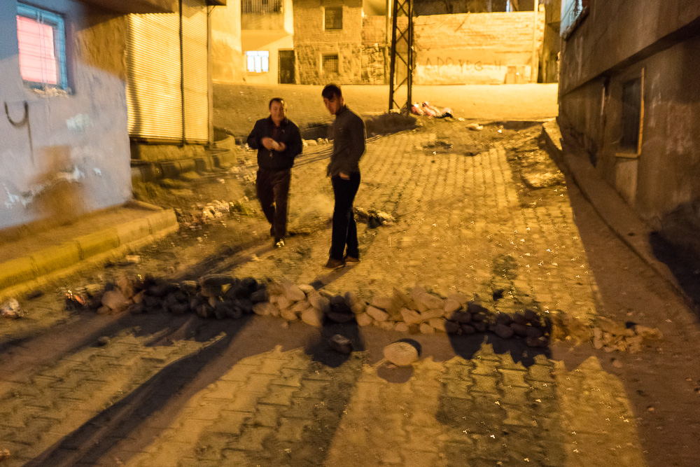 Diyarbakir (Amed) 2016, Quartier de Seyitlik. Des jeunes ont pos&eacute; ces pav&eacute;s pour ralentir l'avanc&eacute;e d'&eacute;ventuels v&eacute;hicules de police.