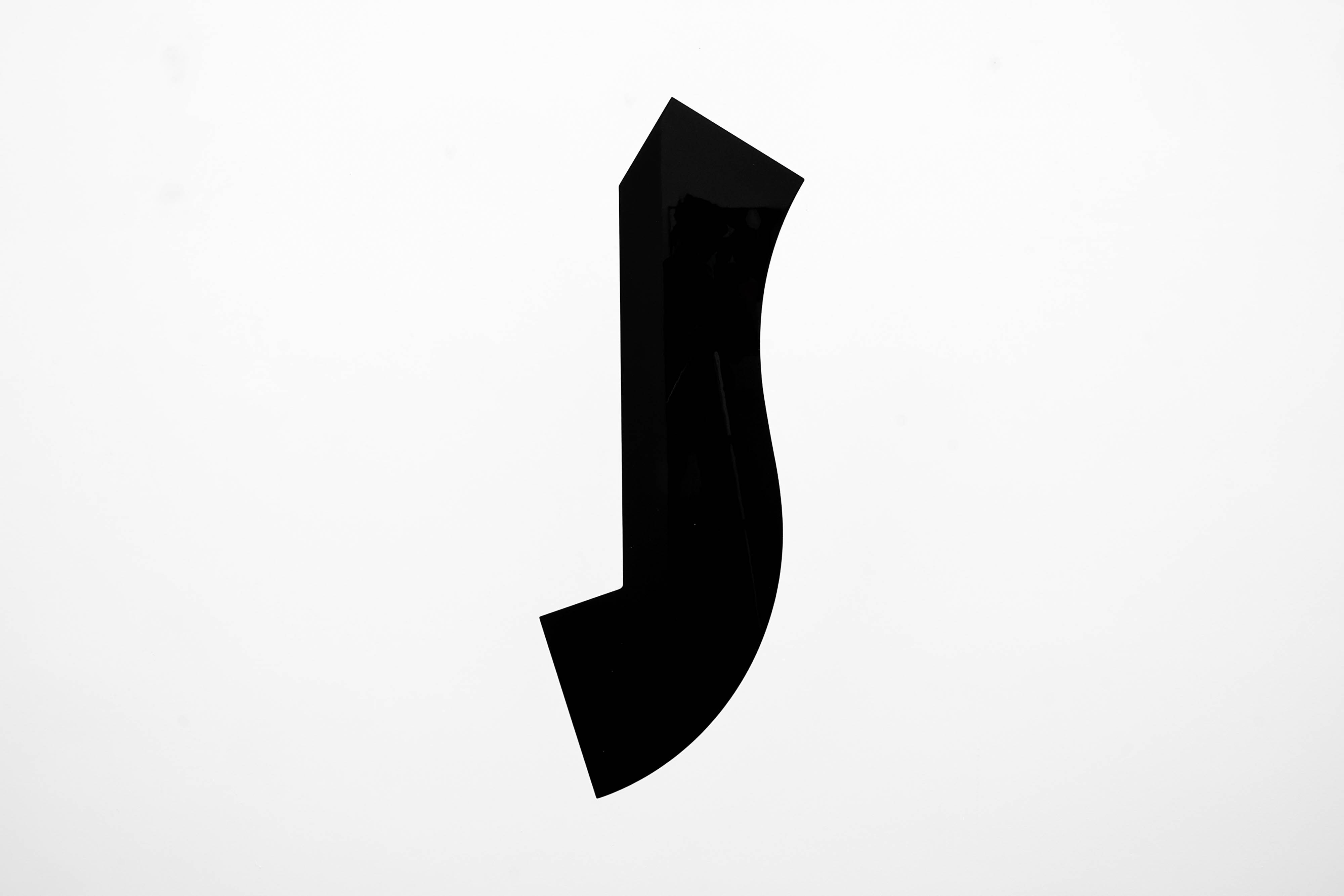 Kyle Morland, FLATPATTERN-LB2A (2018) | Mild steel and gloss autothane paint ; 155 x 60 x 2 cm