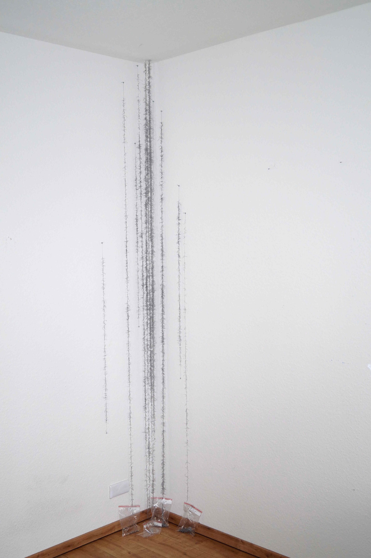 Elise Schaller, TRACES, Fadeninstallation, 2016 - Heute, 21.216 Knoten für die Vermissten und Toten im Mittelmeer (Stand : 20.6.21)