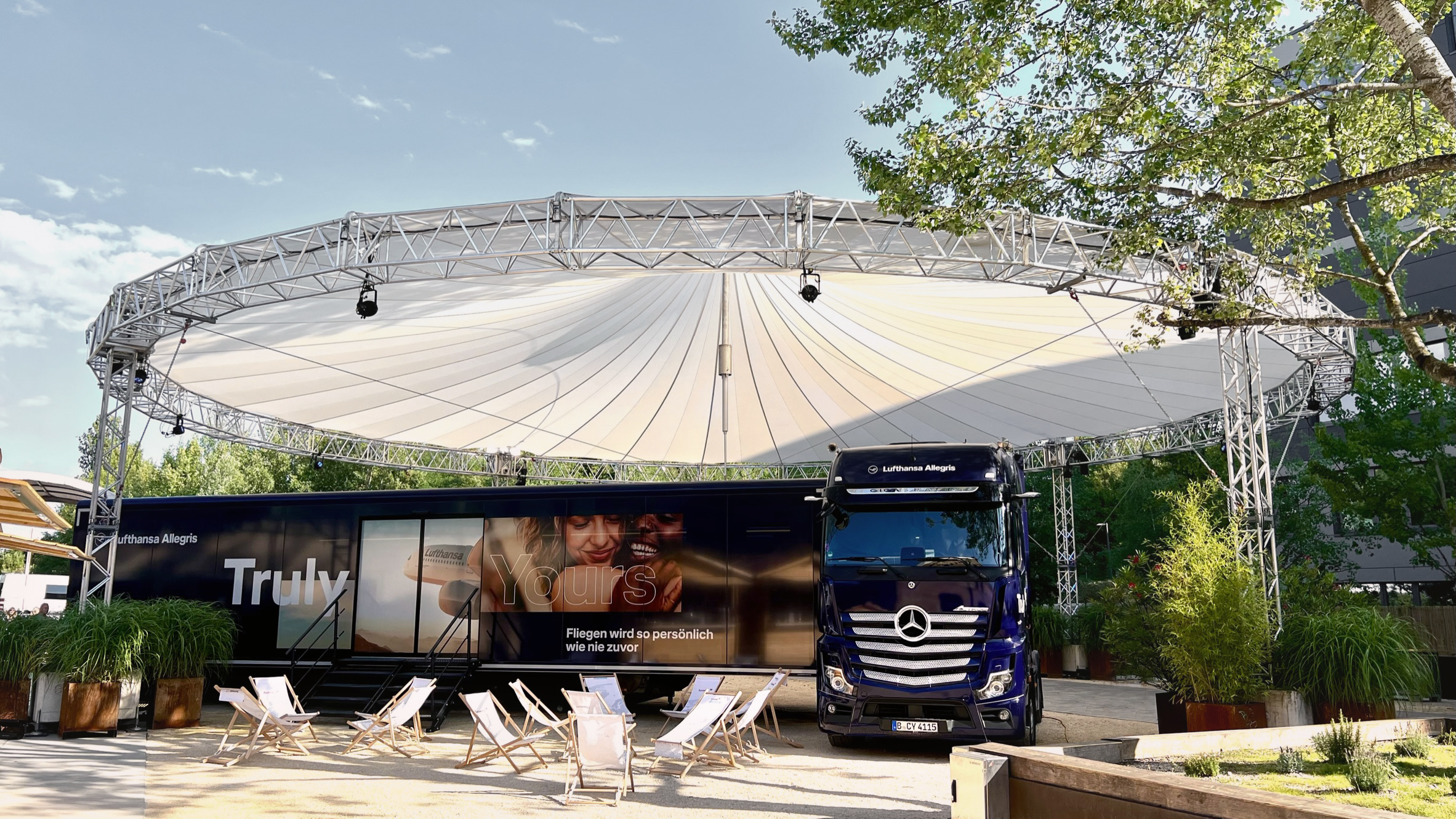 Allegris Roadshow: Launch Event 2023 – the truck, featuring the wrap design, is equipped with the new Economy Class, Premium Economy, Business Class, and First Class Suite seats