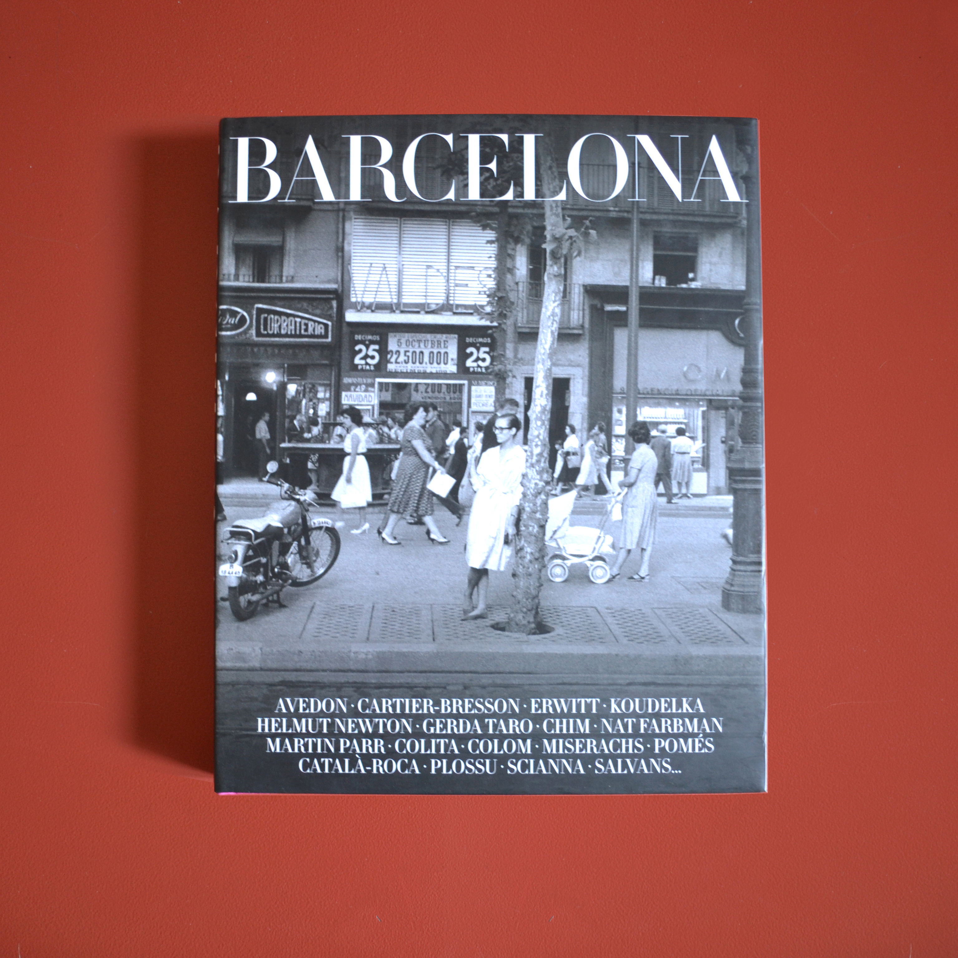 Berta Marsé; Ricardo Feriche; Javier Velasco Barcelona: Avedon, Cartier-Bresson, Erwitt…, Barcelona: La Fábrica, 2014It is always a voyage to approach a photographical report of a city. It transports us to another time and its people, streets, history and to a style that still reverberates in the places we can experience nowadays. This volume prepared by La Fábrica editorial is for us an exquisite compilation showing the take of Barcelona from the most recognised photographers of the XX’s century, both outsiders (Avedon, Cartier-Bresson) and insiders (Miserachs, Pomés, Català-Roca), creating an atmosphere around the topics of a vivid urban experience and defining a strong understanding of the culture about inhabiting the city of Barcelona, its richness and variety.