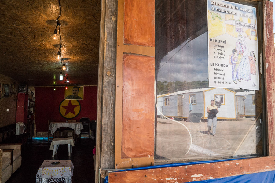 Lieu collectif fabriqu&eacute; par les habitant.e.s du camp de containers