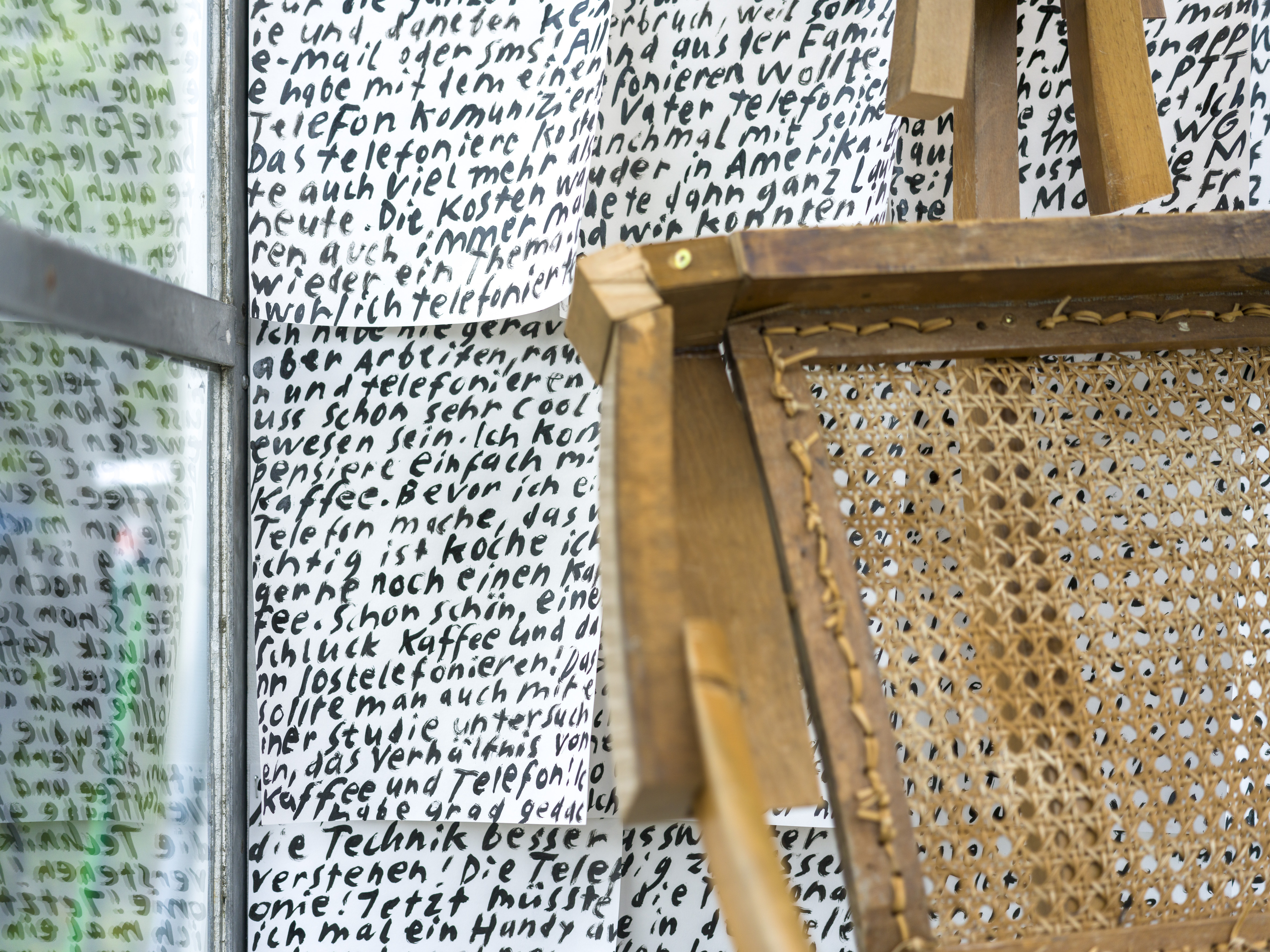 HOMO TELEFONICUS, Holz und Tusche auf Papier, 170 × 45 × 42 cm, Zürich, 2023.