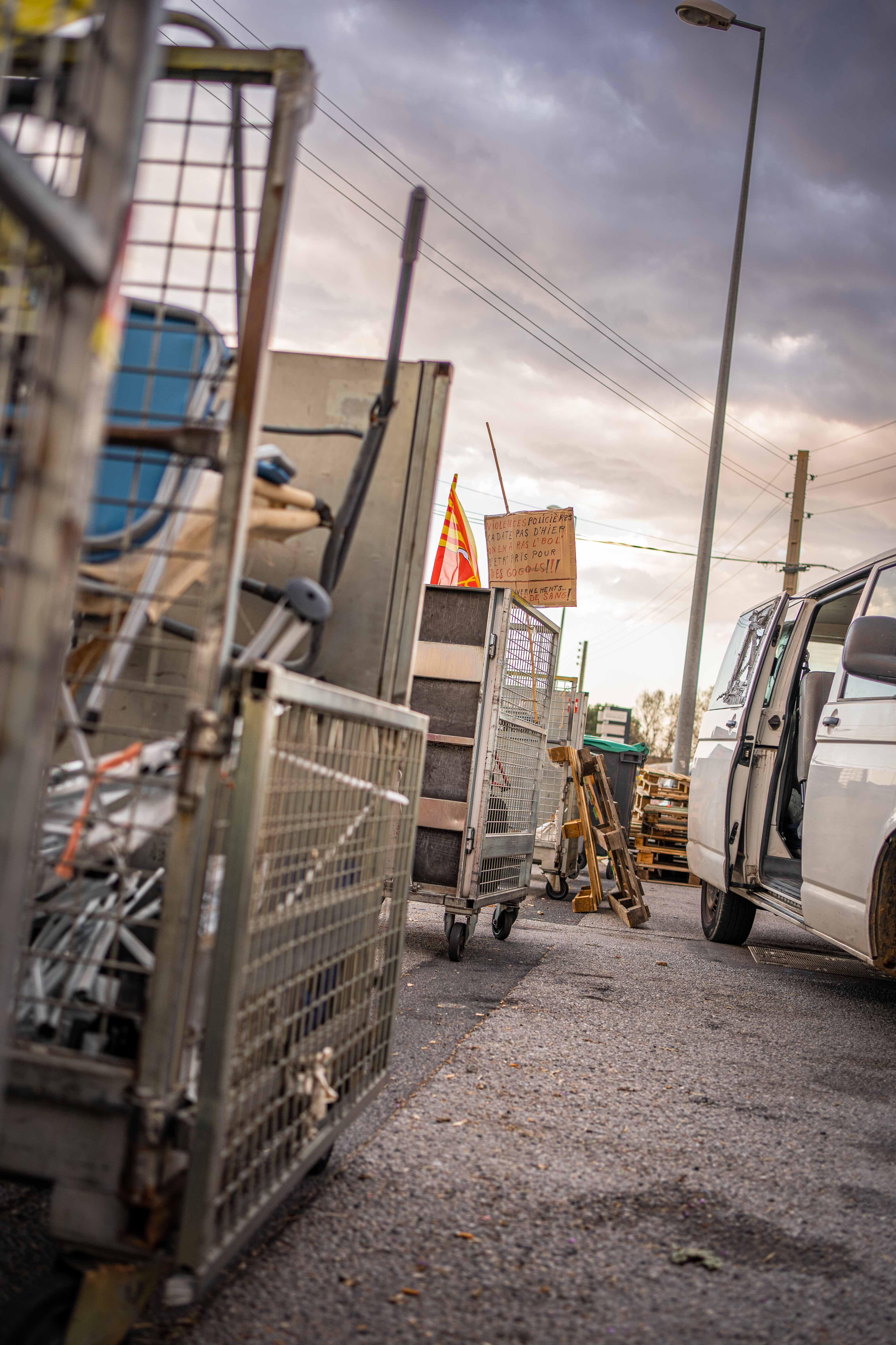 La premi&egrave;re nuit, la route est bloqu&eacute;e de chaque c&ocirc;t&eacute;. Des barri&egrave;res de palettes, de pneus et des &eacute;tag&egrave;res sont &eacute;lev&eacute;es. Mais, ils ne sont pas assez nombreux&nbsp;: le blocage est d&eacute;truit &agrave; trois reprises.