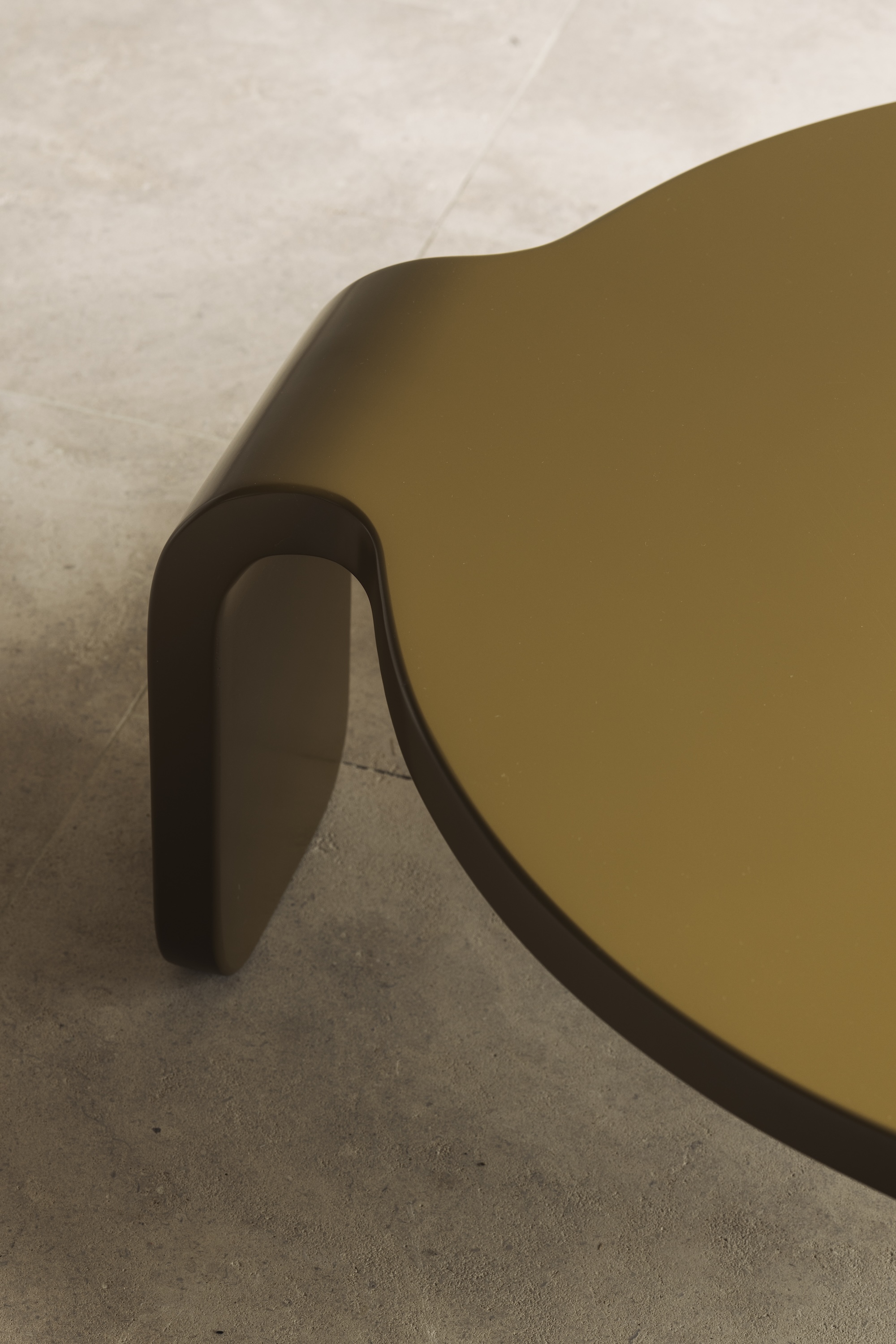 ST01 lacquered coffee table