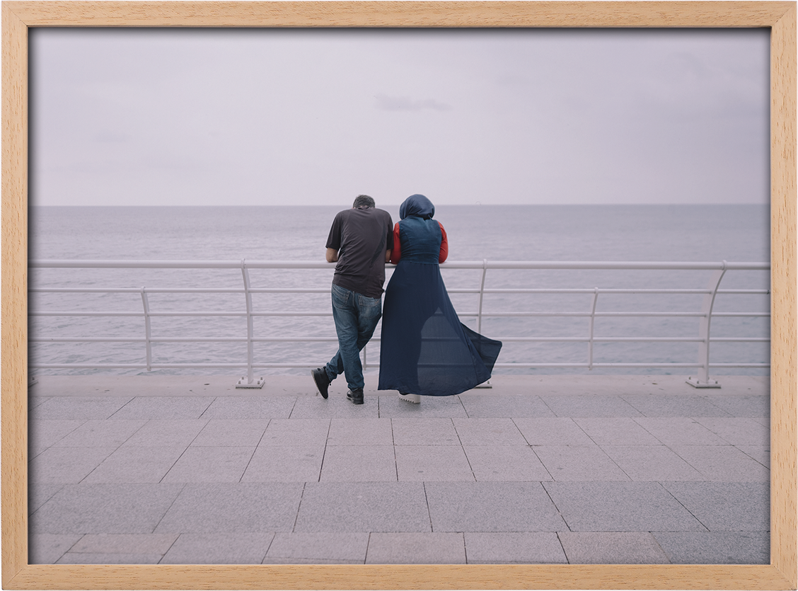 Hombre y mujer observan el Mediterr&aacute;neo. Beirut, L&iacute;bano