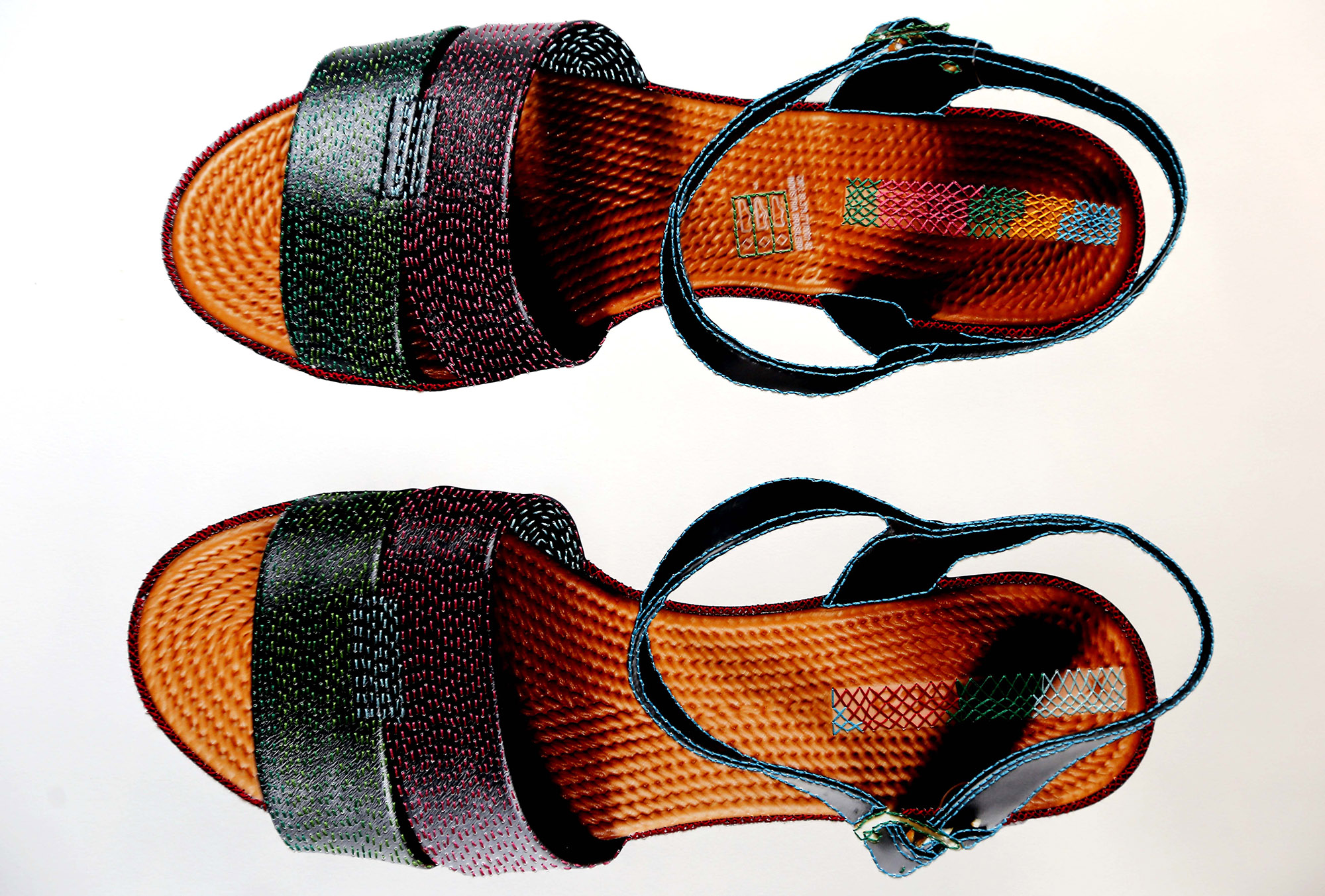 Sandálias, 2022. Bordado sobre fotografia impressa em Papel Hahnemühle, 40 x 60 cm.