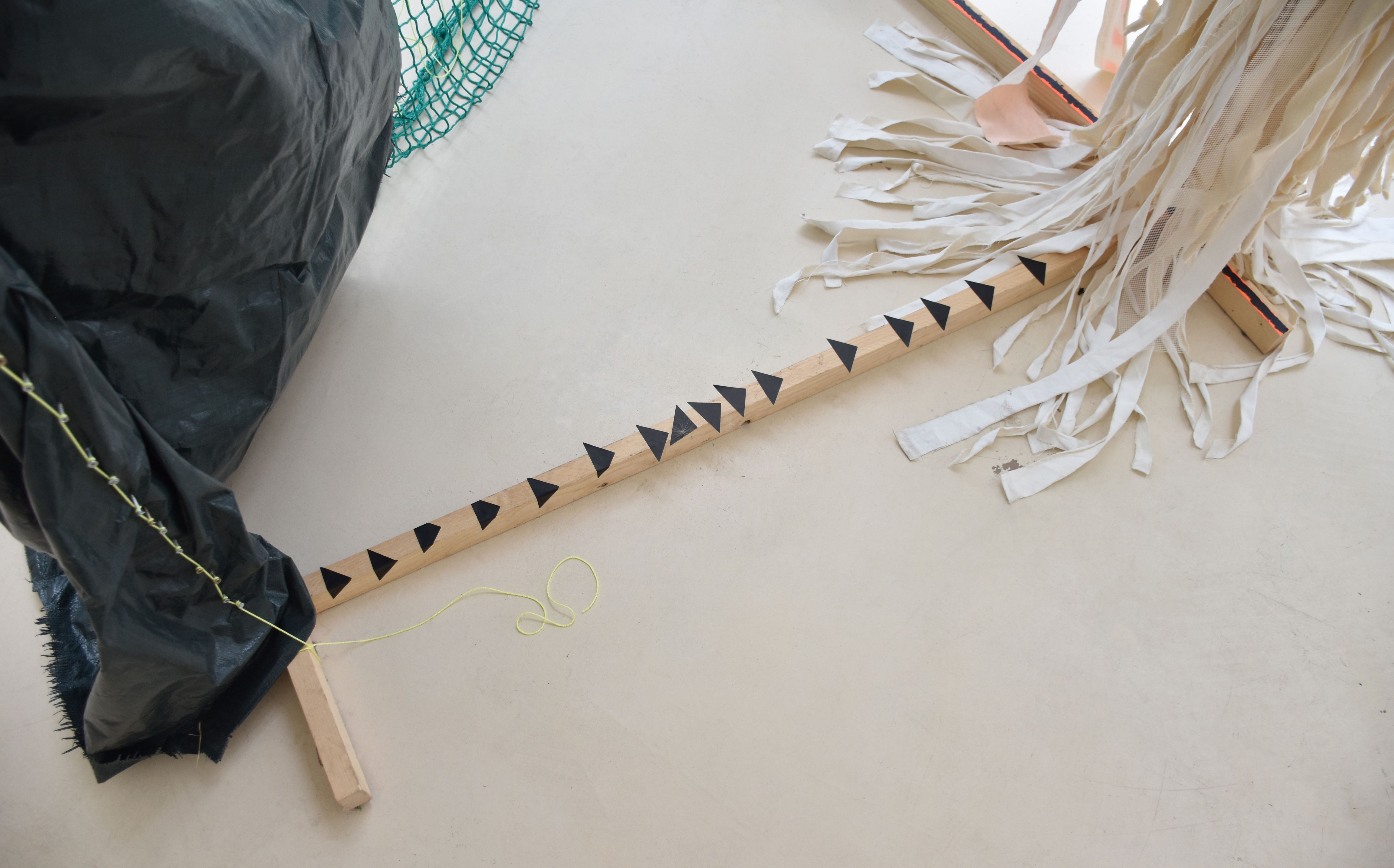 Beep;Boing;Clink;Ding-dong;Swooosh , Holz, Papier, Seil, Wolle, Stoff, Luftpolsterfoile, Abdecknetz, Abdeckplane, Variable Größe, 2023