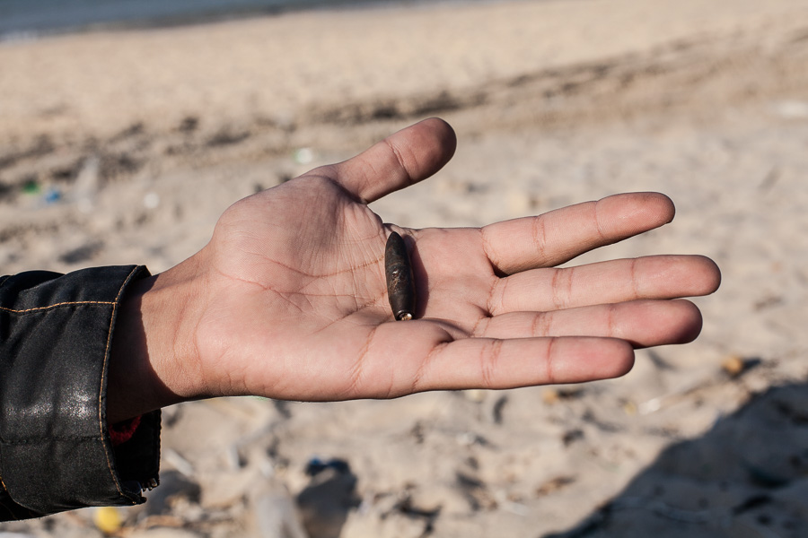 Beit Hanoun, d&eacute;cembre 2012. Les Palestiniens peuvent acc&eacute;der &agrave; la buffer zone de mani&egrave;re al&eacute;atoire, au gr&eacute; des al&eacute;as politiques. En effet, les soldats isra&eacute;liens ouvrent encore le feu sur les personnes qui s'approchent trop de la ligne de barbel&eacute;s. Quelques minutes plus tard, ces jeunes seront la cible de tirs. Heureusement, aucun ne sera bless&eacute;. Situ&eacute;e apr&egrave;s la kill zone o&ugrave; toute personne qui entre est abattue &agrave; vue, la buffer zone, large de 300 &agrave; 500m, est faite de champs appartenant aux fermiers. A cause des tirs isra&eacute;liens, ils ont du abandonn&eacute; les cultures sur ces terrains, par crainte de se faire toucher. Aujourd'hui, ils profitent de la tr&ecirc;ve pour r&eacute;colter les fruits des arbres laiss&eacute;s en jach&egrave;re. Au total, buffer et kill zone s'&eacute;tendent sur pr&egrave;s de 35% des terres agricoles de la Bande de Gaza.