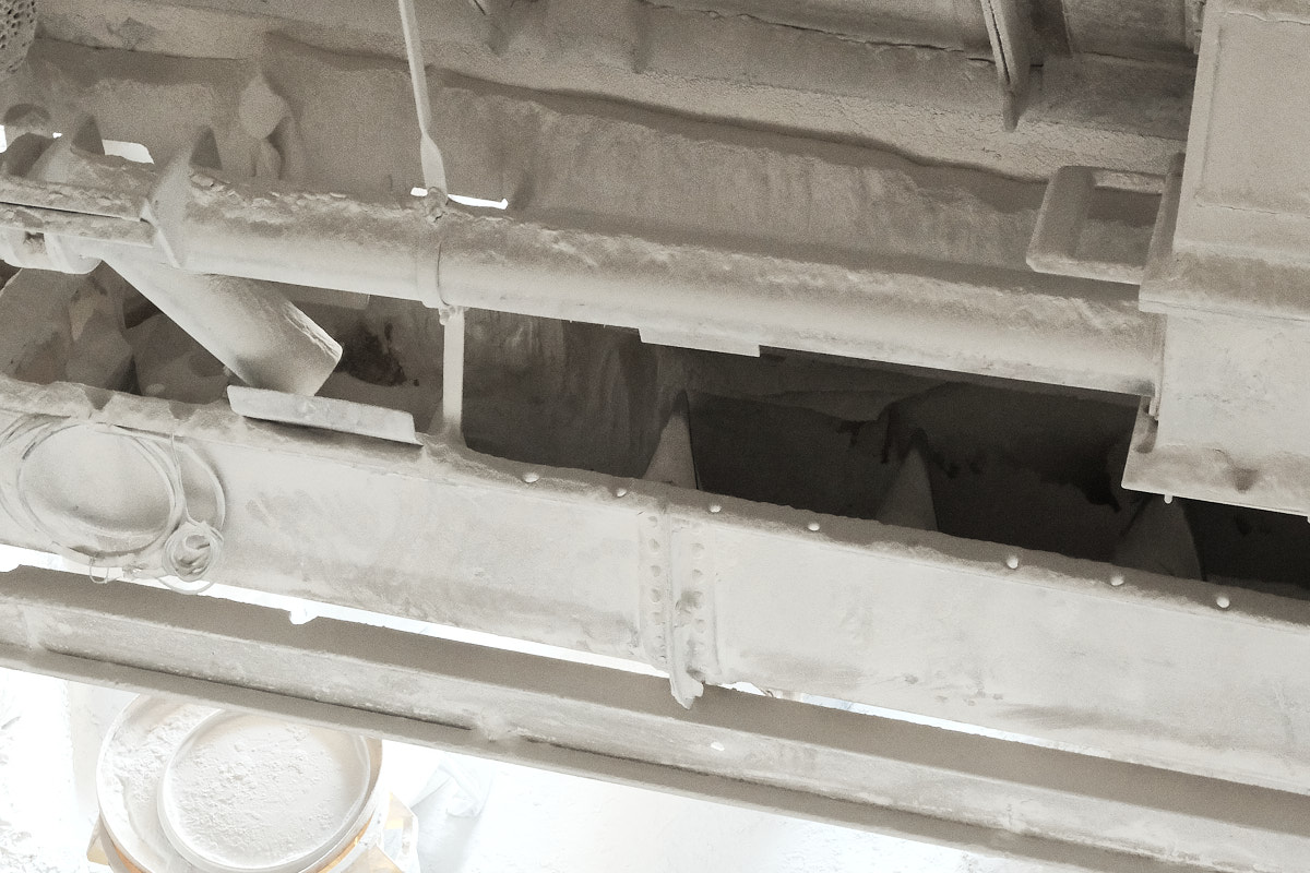 Une autre chaîne de convoyage achemine le plâtre vers des silos