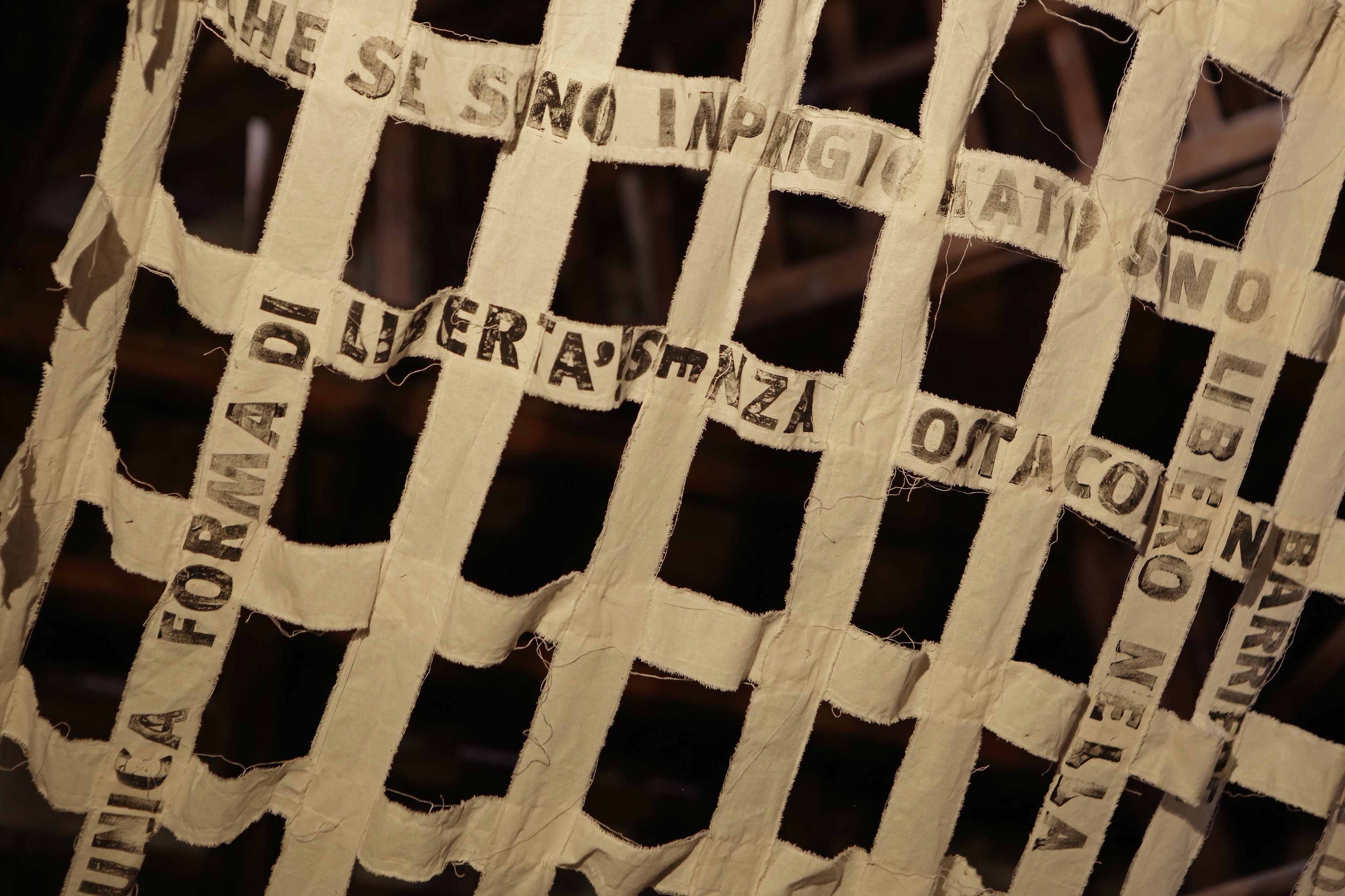 IL BUCO NELLA RETE , 2020parole sulla libertà stampate a mano su strisce di stoffa cucite fra loro, 2400x140cmwords about freedom hand printed on fabric strips, 2400x140cm