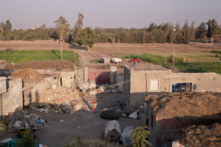 Le village est entouré par des champs, d'où son nom, gezeret Fadel, qui signifie "l'ile Fadel", du nom de la famille du premier chef de la communauté.