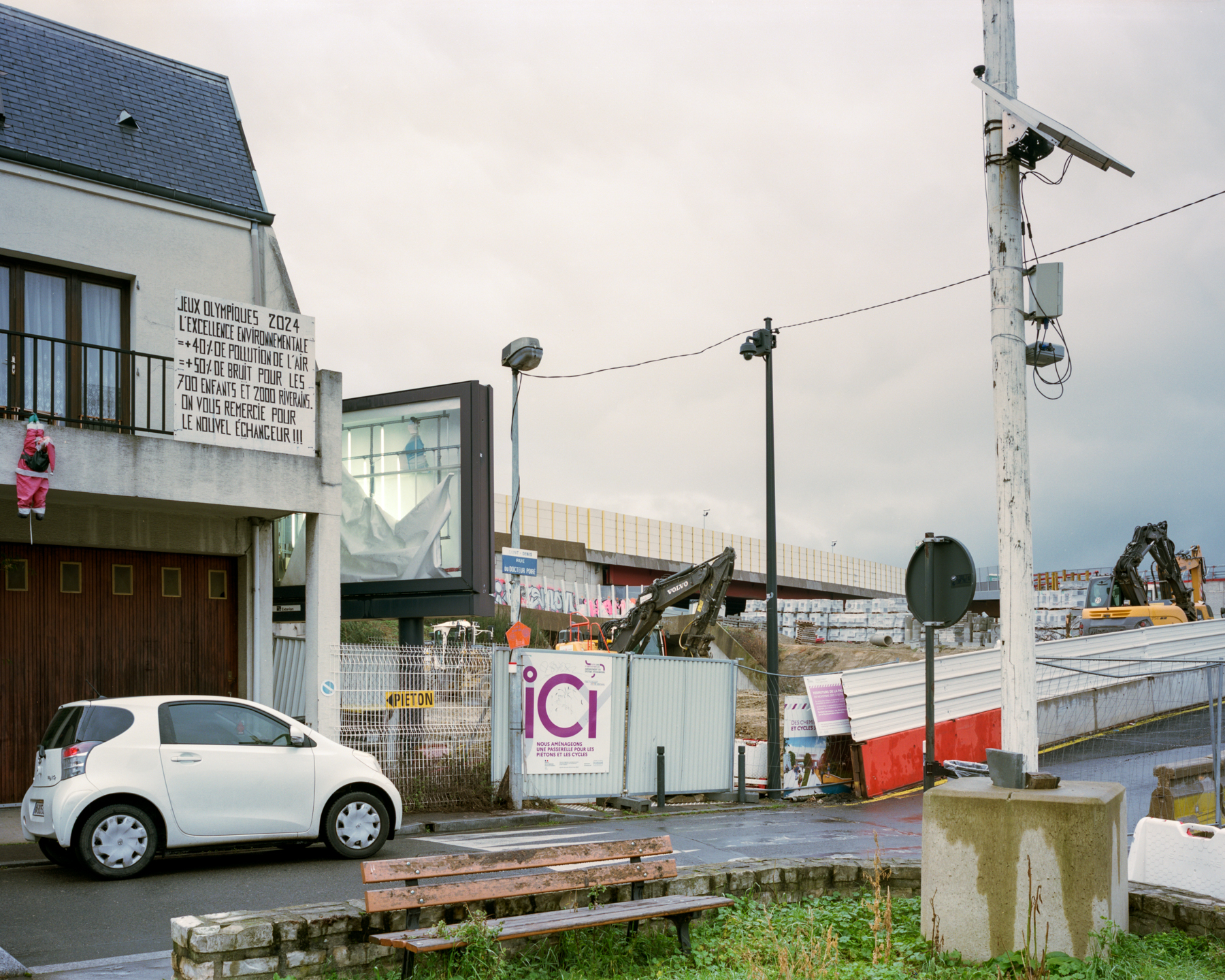 Saint-Denis, nouvelle bretelle A1/A86 "JEUX OLYMPIQUES 2024 L'EXCELLENCE ENVIRONNEMENTALE=+40% DE POLLUTION DE L'AIR=+50% DE BRUIT POUR LES 700 ENFANTS ET 2000 RIVERAIN. ON VOUS REMERCIE POUR LE NOUVEL ECHANGEUR !!!"