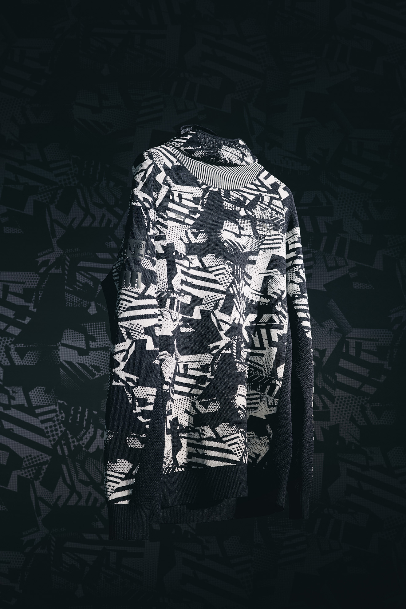 ↑ Erlkönig pattern developed into scuba knit.