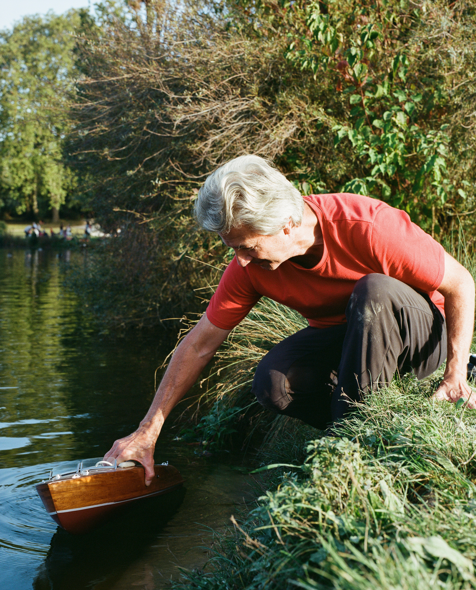 Au lac Daumesnil, A. s'adonne à sa passion: le modélisme
