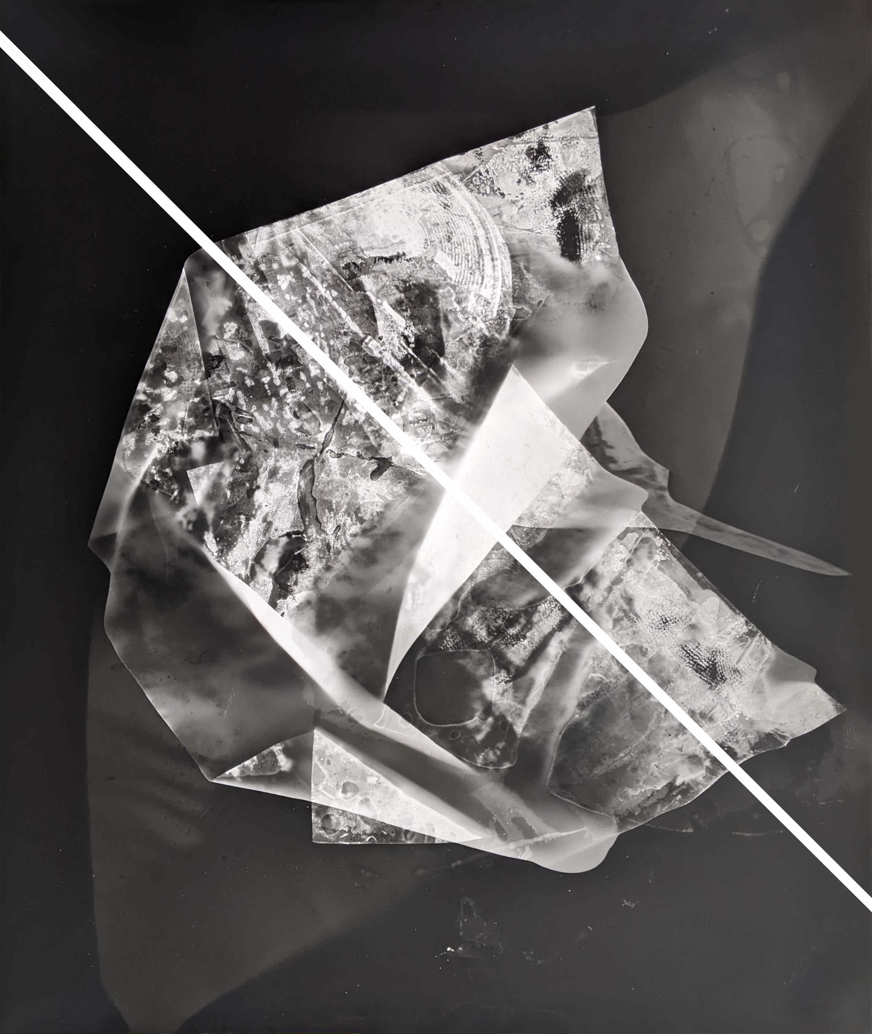 © Guénaëlle de Carbonnières Drapé, série Le temps voilé, 2023 Photogramme fragmenté. Pièce unique