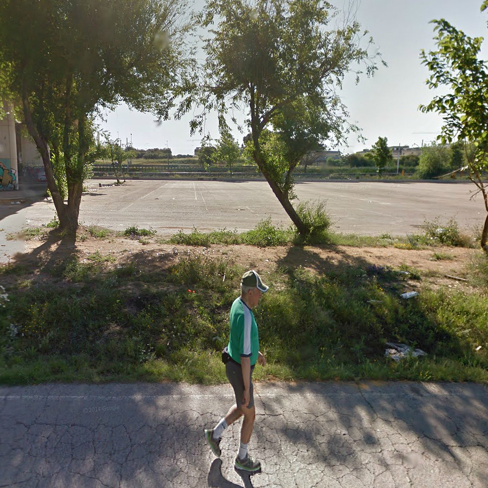 Fotografía de un hombre de verde anda vigilancia en la periferia de Sevilla