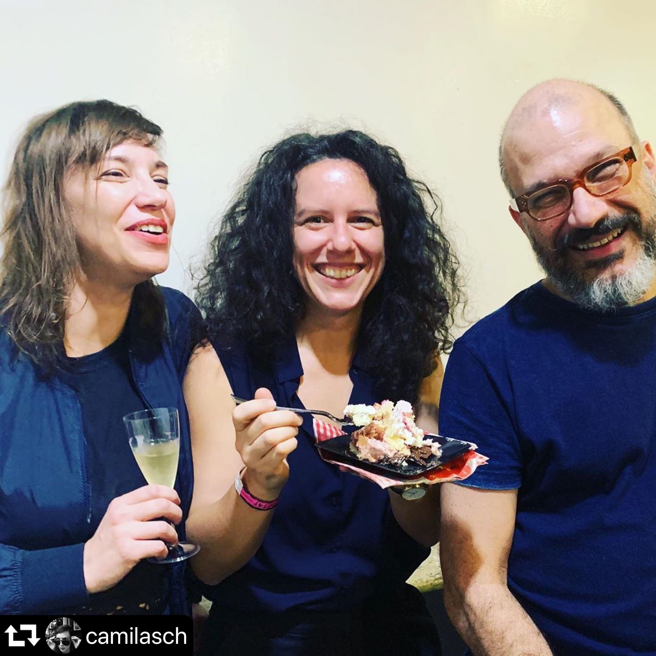 O coletivo de arte: Camila Schmidt, Anna Turra e eu.