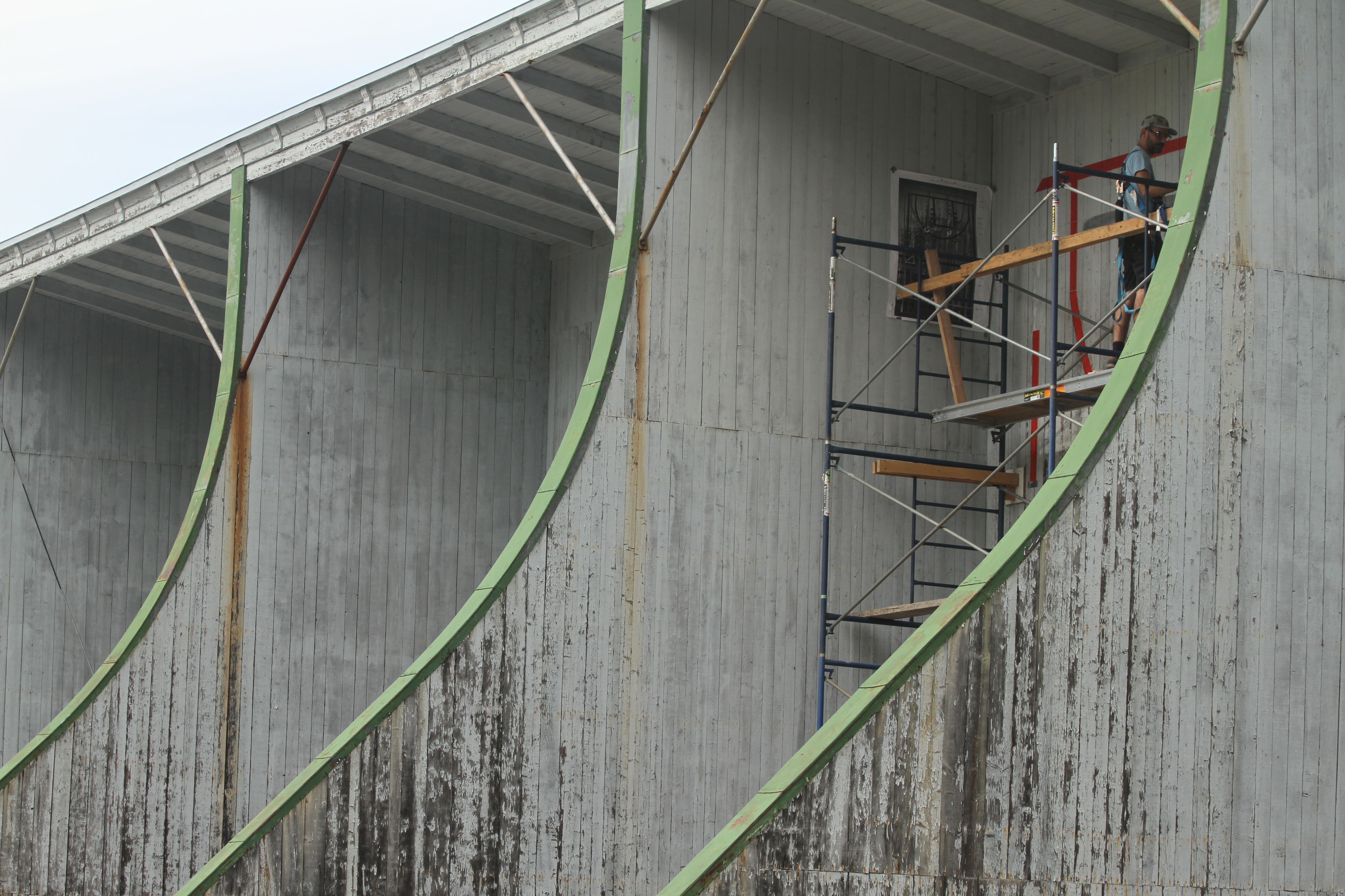 Depuis demain, une résidence de Nicolas Laverdière au terrain de Balle-au-mur, en collaboration avec Vrille art actuel, La Pocatière, 2023. © Pilar Macias.