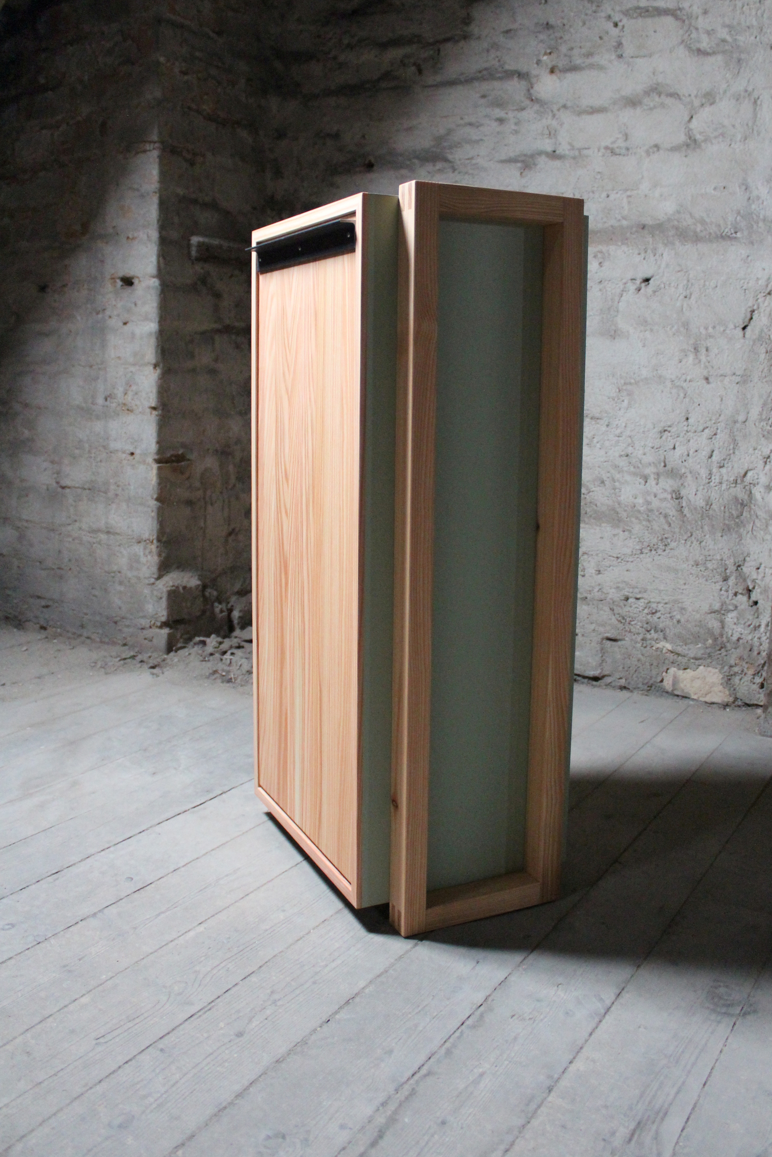 Abfalleimer, Lärchenholz / Seekiefer / Stahl.