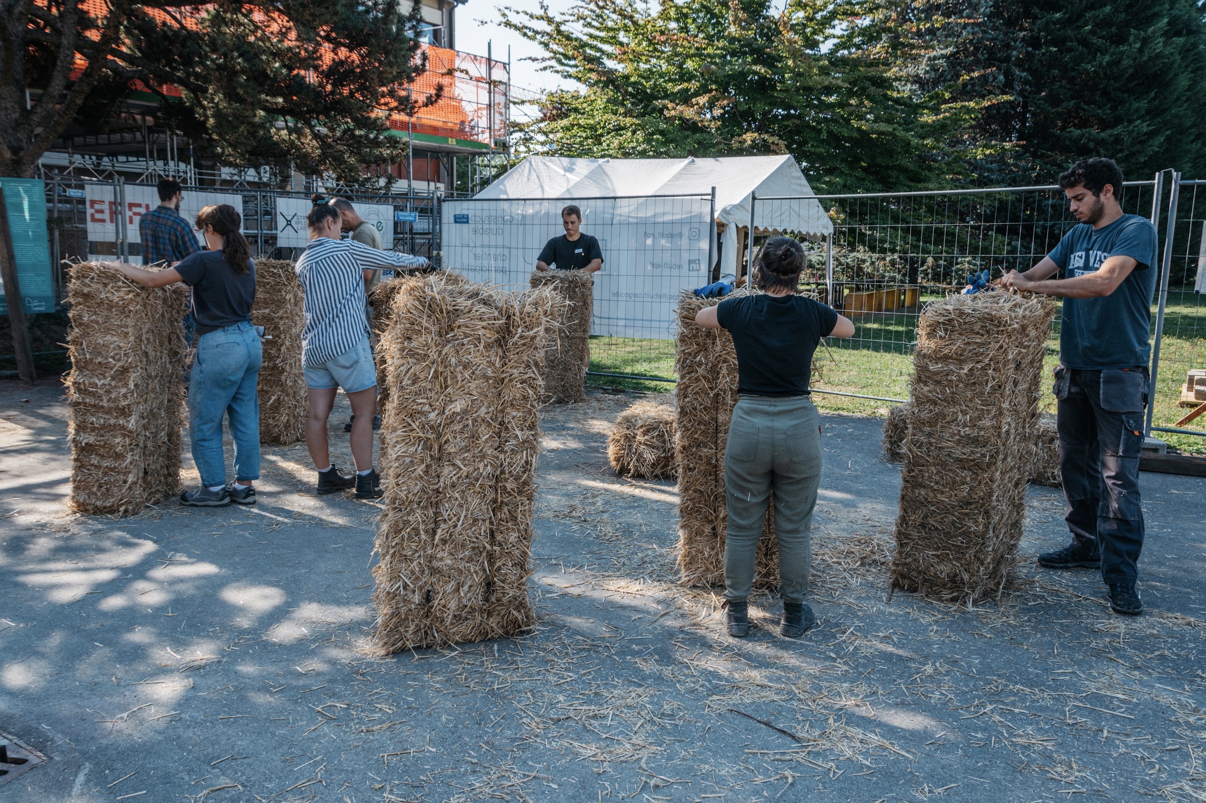 On commence par préparer les bottes de paille, qui arrivent directement du champ (©PJRenaud)