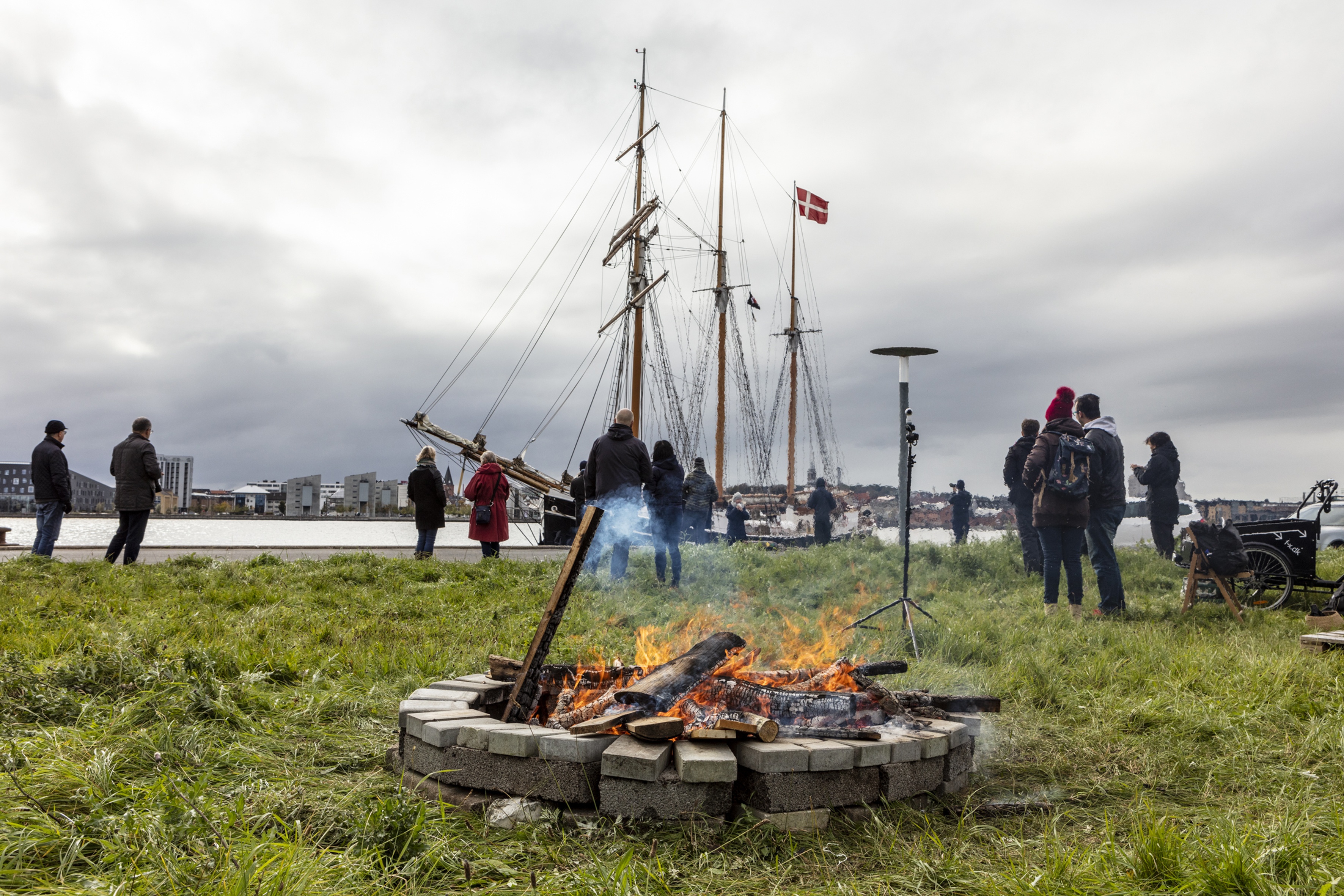 Documentation of sailing ceremony by Lukas Heistinger and Bernhard Garnicnig at Stigsborg, Aalborg, 2019 (photocredit: Niels Fabæk)