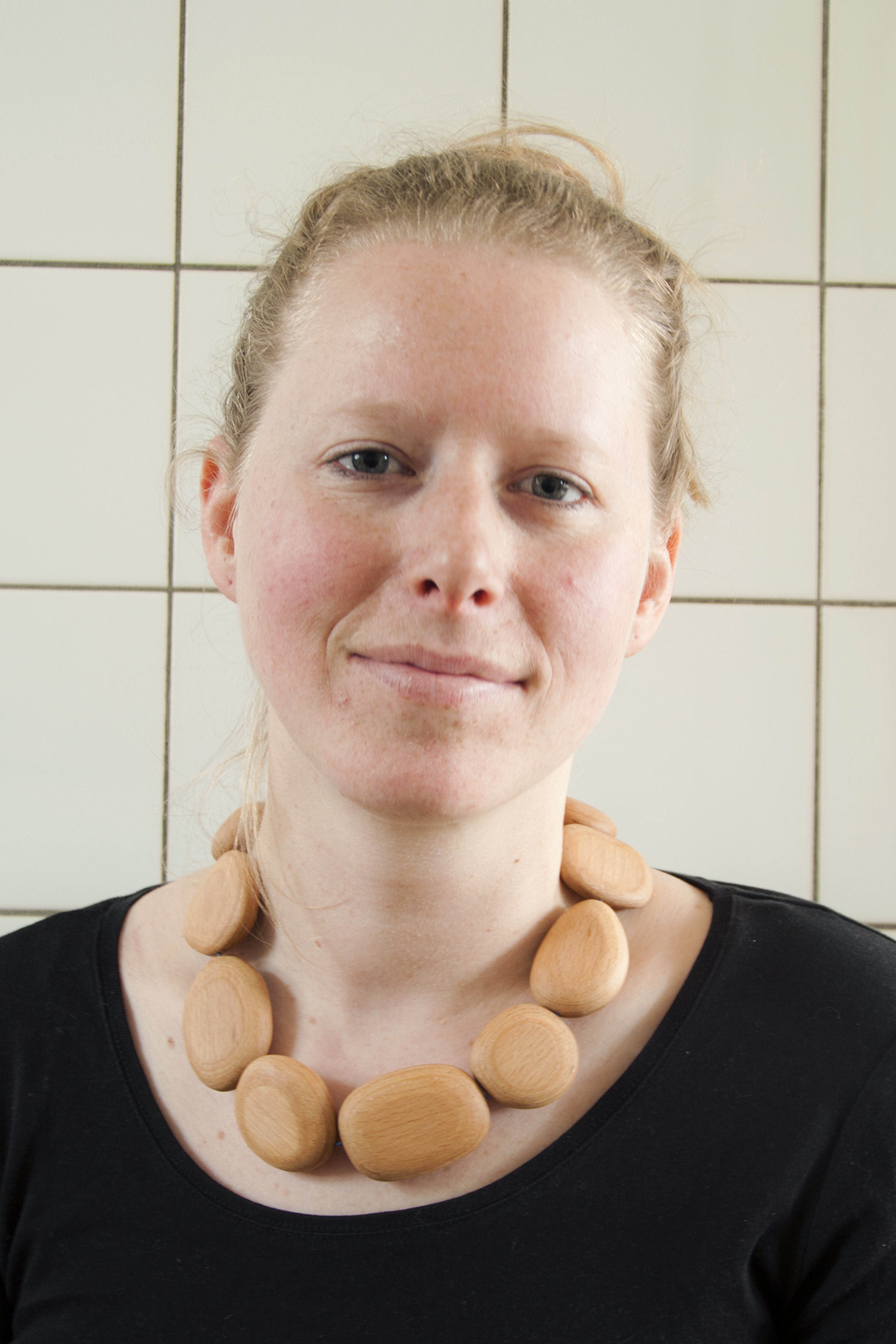 im Fluss | 2019 | necklace | birch wood, magnet, thread